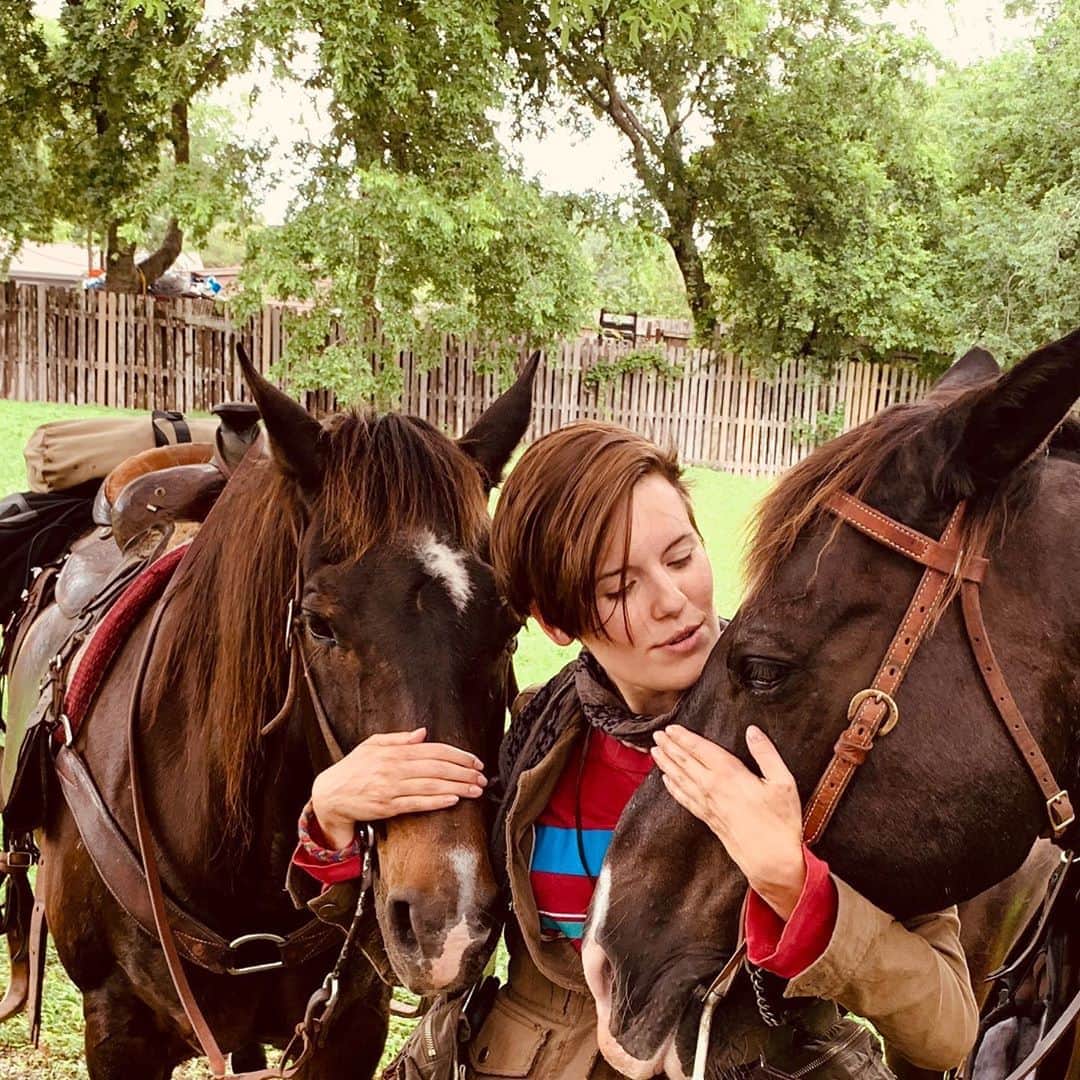 マギー・グレイスのインスタグラム：「Back in the saddle! 🐎 #season6 @feartwd #althea」