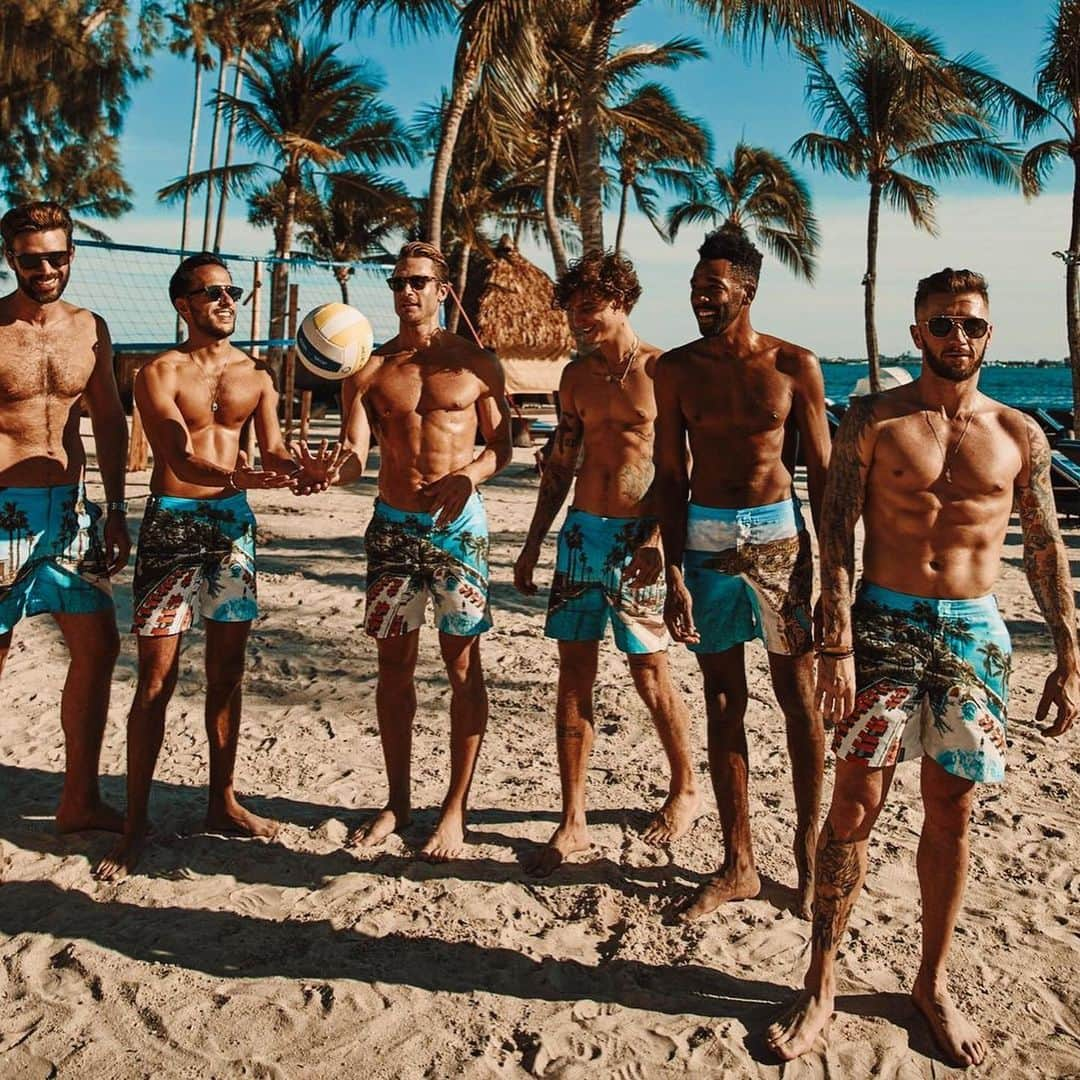 トラビス・ウォールさんのインスタグラム写真 - (トラビス・ウォールInstagram)「How embarrassing for them showing up in the same trunks as me?! 🤣Currently flying into the snow... and dreaming about this weekend with these boys in the heat! I miss you all #obsaroundtheworld #orlebarbrown #imafan #ad #mandarinoriental」12月14日 8時16分 - traviswall