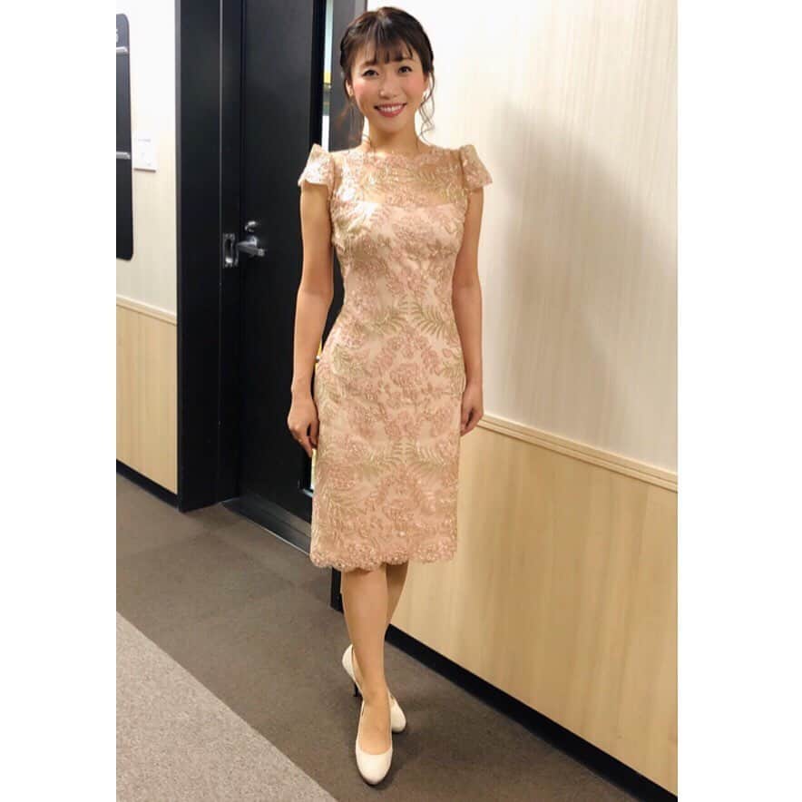 のインスタグラム：「#FNS歌謡祭 ・ お衣装のドレスはTADASHI SHOJIさん🌟 ・ ・ #tadashishoji_japan #タダシショージ#tadashishoji ・ ・ 豪華なのに気品溢れて上品に、そしてスタイル良く見せてくれるカラーとデザインに一目惚れでした✨」