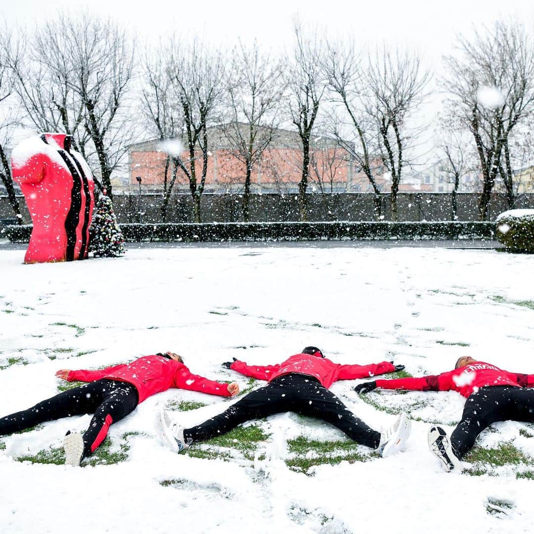 ACミランさんのインスタグラム写真 - (ACミランInstagram)「Brrrriday feeling... 🥶 Making Snow Devils 🔴⚫ Follow the Rosso... #Neve ❄ #SempreMilan」12月13日 23時32分 - acmilan