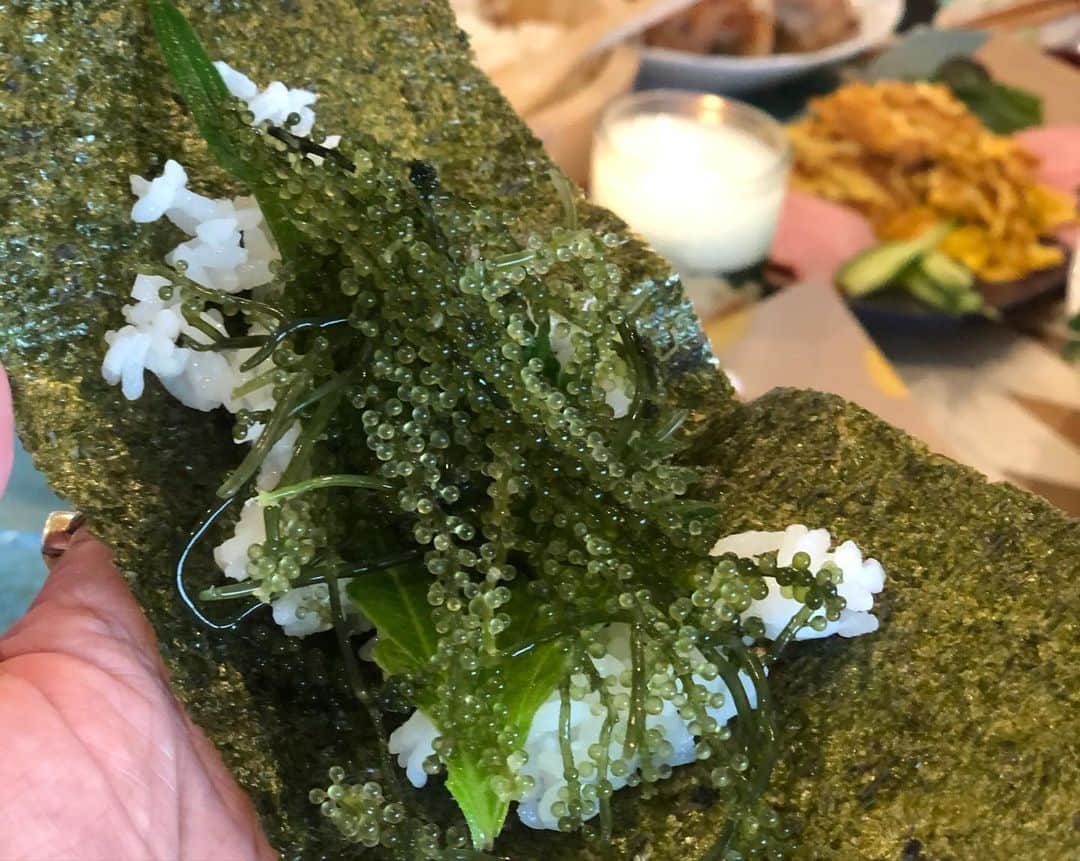 田中律子さんのインスタグラム写真 - (田中律子Instagram)「日本サップヨガ協会 @japansupyogaassociation  我が家でよくパーティーします🎉お気に入りの海が見えるキッチンで、みんなしてワイワイ、切って盛り付けて🍺 お酒飲んで、美味しいもん食べて、みんなで大好きなサップヨガについて語る🙌🏄‍♀️🌞 撮影してるのも忘れて、好きなこといっぱい話したねー😂  みんないつもありがとう❤️今年もいっぱいサップヨガして、大変なときも、みんなで支えあって、助けあって、仲間って最高🤩こんな素敵な仲間が、協会には全国に140人います❤️なかなか会えないイントラ仲間もいるけど、離れてても、心はいつも一緒☺️ #okinawa  #mysweethome  #jsya #日本サップヨガ協会 #supyoga  #海のある暮らし  #海辺の暮らし」12月13日 23時32分 - ri2kotanaka