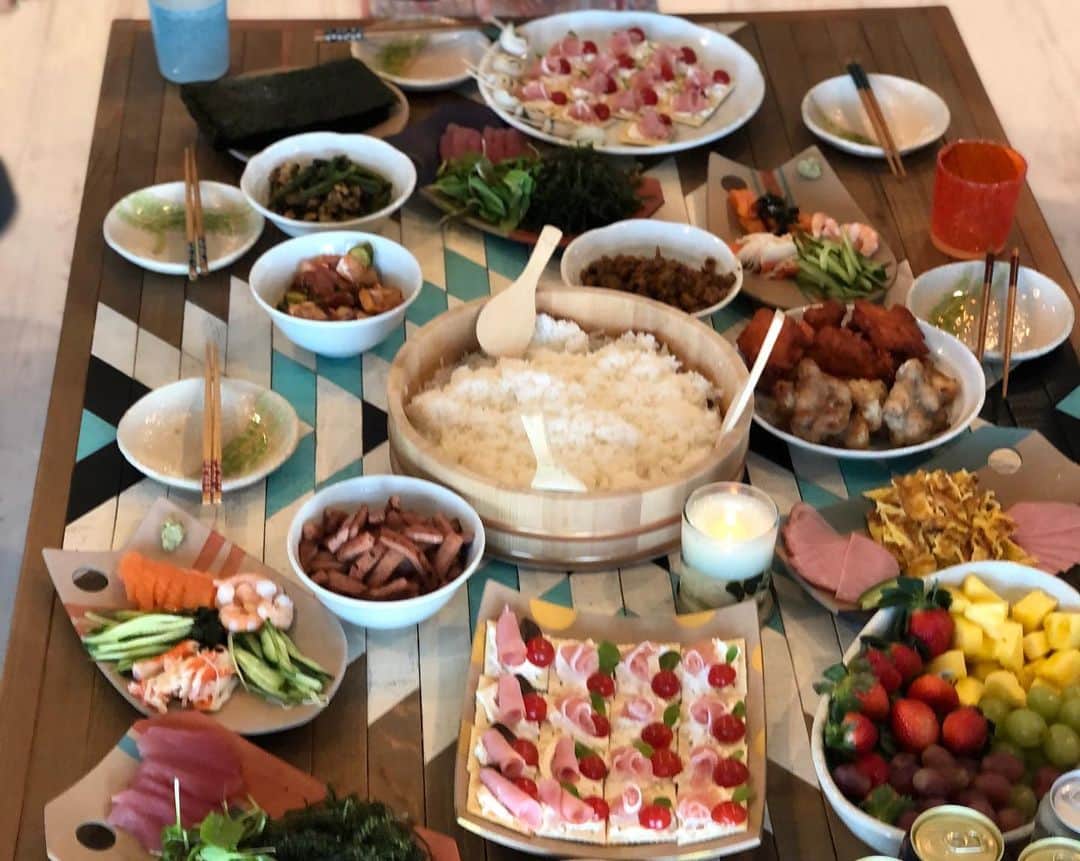 田中律子さんのインスタグラム写真 - (田中律子Instagram)「日本サップヨガ協会 @japansupyogaassociation  我が家でよくパーティーします🎉お気に入りの海が見えるキッチンで、みんなしてワイワイ、切って盛り付けて🍺 お酒飲んで、美味しいもん食べて、みんなで大好きなサップヨガについて語る🙌🏄‍♀️🌞 撮影してるのも忘れて、好きなこといっぱい話したねー😂  みんないつもありがとう❤️今年もいっぱいサップヨガして、大変なときも、みんなで支えあって、助けあって、仲間って最高🤩こんな素敵な仲間が、協会には全国に140人います❤️なかなか会えないイントラ仲間もいるけど、離れてても、心はいつも一緒☺️ #okinawa  #mysweethome  #jsya #日本サップヨガ協会 #supyoga  #海のある暮らし  #海辺の暮らし」12月13日 23時32分 - ri2kotanaka
