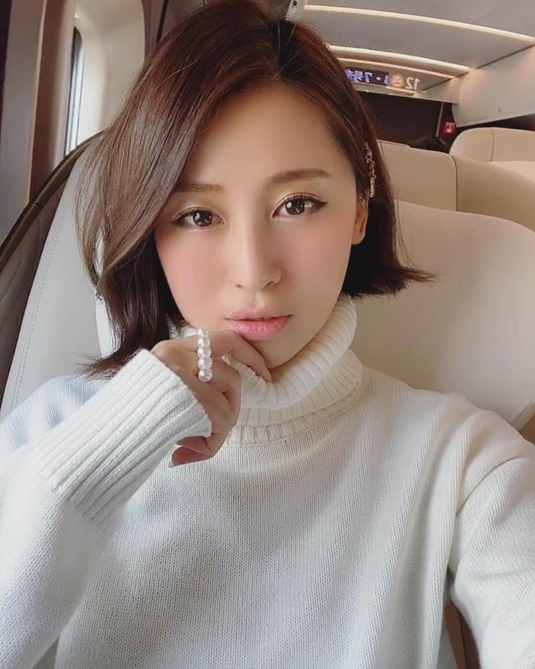 MEGUのインスタグラム：「I had a great birthday in Kanazawa 😌✨🍁☃️ I’m grateful to my family, friends, and my followers Arigato🙏 We got on Shinkansen named Kagayaki😳 we went to Kanazawa for the first time in 4years. There wasn’t this Shinkansen in that time:) So comfortable😙 haha . . . 今年も無事にお誕生日を迎えました。皆さま、いつもありがとう🙏✨こんなに、一瞬で終わった1年は初めてってくらい早かった😭けれど、この経験は、人生の糧に必ずなると思えるくらい、たくさんの事を学びました🙏✨ 不器用な自分を再認識したりしたけれど、もっとバランス良く生きられるように、頑張ります..😌 そして、今、この時代に、この東京で、生まれて生きている事‼️その事に感謝して、存分に楽しもう😊✨自分の人生を、楽しむ権利は、みんなが平等に持っていると思うから😌🥂互いが栄えて、喜び合える時代。㊗️令和。笑 皆さま、これからも宜しくお願いします😌✨🙏 . . . . #longtimenoselfie #selfieoftheday #birthdayselfie  #selfiecentral #prettylittleiiinspo #letmetakeaselfie #fashionblogger #セルフィー #hairstyle #shorthair #happybirthday #birthdaytraveling #🚅 #traveldialy #japaneseculture  #ショートボブ #ヘアメイク　#ボブ　#メイクアップ　#マツエク　#新幹線　#北陸新幹線　#グランクラス　#金沢旅行　#shinkansen #北陸新幹線かがやき　#石川県　#kanazawa #お誕生日旅行　#国内旅行」