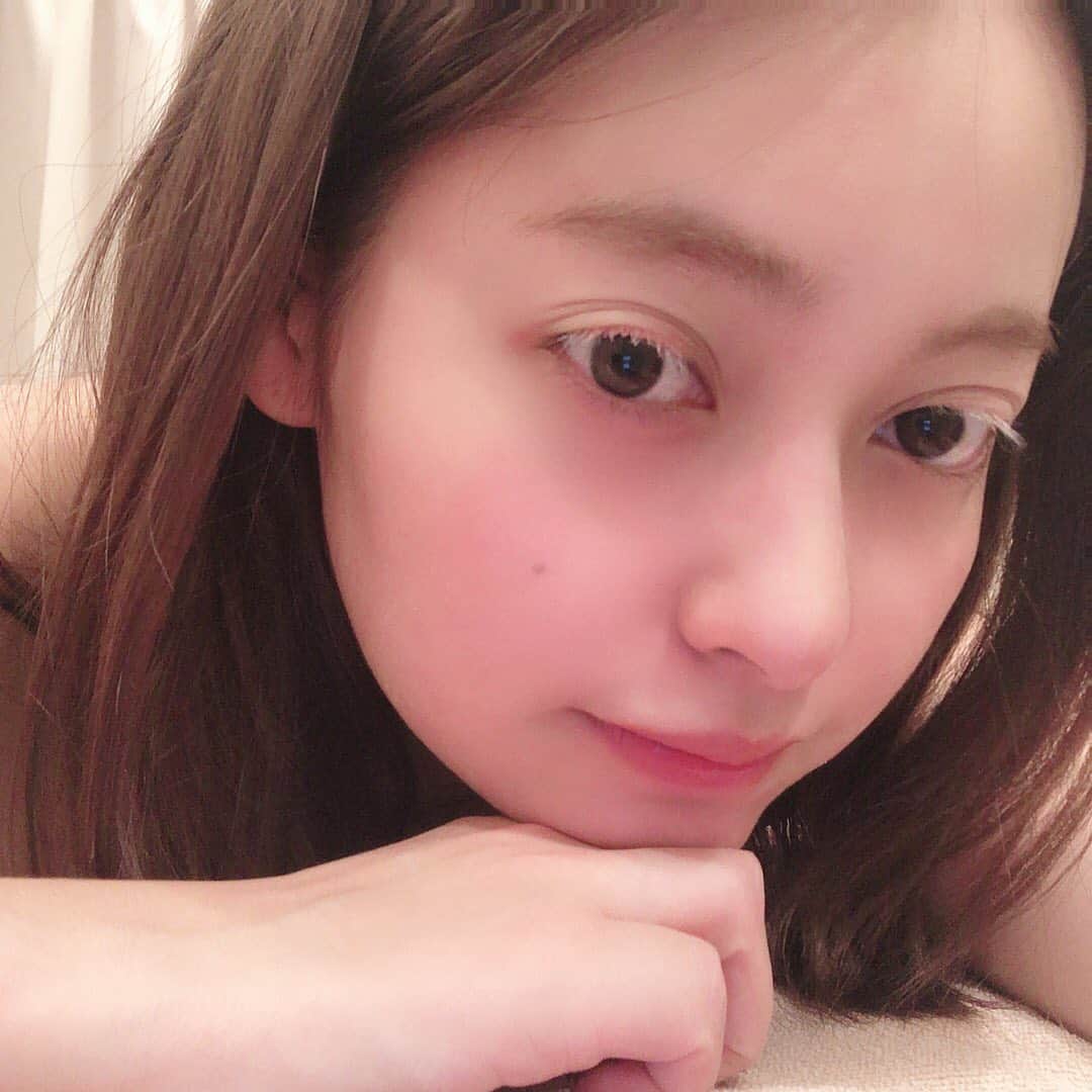 のインスタグラム：「【はじめてのリンパマッサージ】﻿ ﻿ リンパマッサージは結構自分でも意識してやるようにはしてるんだけど、初めてお店でリンパマッサージってのをやってもらってみた！﻿ ﻿ なんか疲れがとれなくて😂﻿ ﻿ いや、でも！すごいね！やっぱ人にやってもらった方がとてもすっきりでした！﻿ ﻿ 脇とか結構痛かったから溜まってるんだなーと😂﻿ デコルテまでは自分でもやるけど脇は流してなくてこれからやろーっと！おもったよ🙆🏻﻿ ﻿ ここのおすすめポイントは﻿ スチームサウナと温泉スパ付き♨️﻿ ﻿ マッサージだけじゃなくてゆっくり過ごせてリフレッシュできたよー！﻿ ﻿ @esthy.marunouchi ←ここ！﻿ ﻿ リンパマッサージは﻿ ①老廃物の排出を促す﻿ ②むくみや冷えの解消﻿ ③疲労やこりの解消﻿ ④新陳代謝の改善﻿ ⑤免疫力の回復﻿ ﻿ に効くから自分で意識してやるのも全然効果あるよ！﻿ ﻿ ﻿ #リンパマッサージ #丸の内スパ #丸の内エステ #エスティービューティーサロン丸の内 #ジムエステ #フェイシャル #スチームサウナ #痩身 #pr #コラボベース」