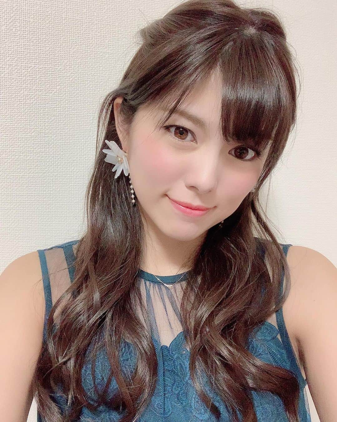 熊林保奈美のインスタグラム：「* . 昨日とあるクリスマスパーティーに 参加してきました！ ビンゴ大会では 人生一良い景品を当てました！！ そのビンゴ大会のMCは まさかのねばーるくんでした！！！ . 憧れのクリスマスコフレ〜💄❤️💋🎅🏻🎒 . * #モデル #撮影会モデル #ポートレートモデル #サロンモデル #レースクイーン #RQ #熊林保奈美 #道産子 #Japanesegirl #paddokgirls #pitgirl #instalike #selfie #맞팔 #선팔 #맞팔 #셀피」