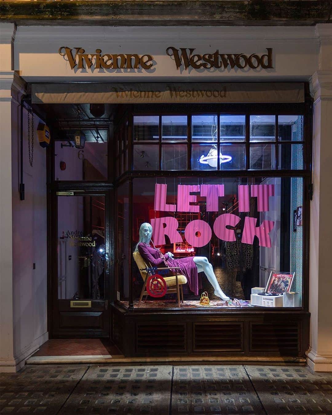 ヴィヴィアン・ウエストウッドさんのインスタグラム写真 - (ヴィヴィアン・ウエストウッドInstagram)「デイヴィス ストリートのショップウィンドウに再現された#LETITROCK - #WestwoodHolidays」12月13日 23時50分 - viviennewestwoodjapan