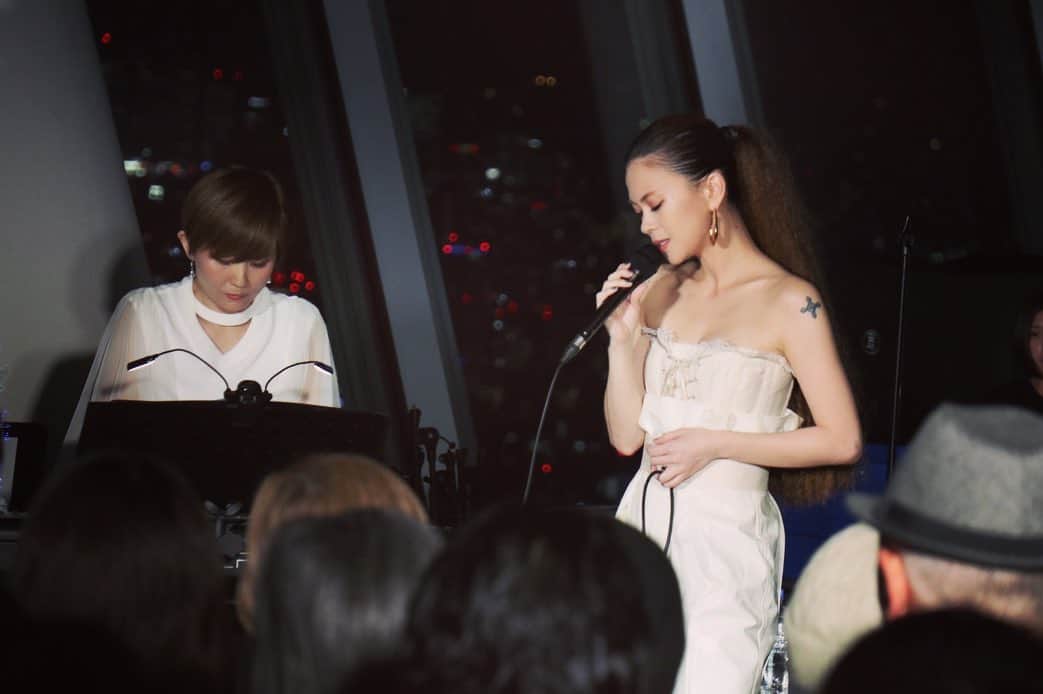 小柳ゆきのインスタグラム：「東京スカイツリー、初めて登りましたが夜景にうっとりでございました🌃 そしてejiさんのうっとり素敵な演奏と共に、歌い上げさせて頂きました✨  そして1番高い所まで登らせてもらい、テンション上がってスタッフのみんなで記念撮影。 遠足気分でした笑笑 . 来てくれた皆様、足を止めてくれた皆様、ありがとうございました‼️ . 明日はリリイベです！ ららぽーと名古屋みなとアクルスにて13時からでございます‼️ お時間ある方は是非🙂」
