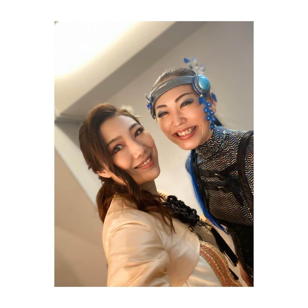 香音有希さんのインスタグラム写真 - (香音有希Instagram)「#舞台DHL 　#闇ステ 　#ダークネスヒールズ 残すはあと3公演、この土日となりました‼︎‼︎ 折り返すとあっという間ですね💦💦 誰一人怪我なく病気なく舞台が出来ている事に幸せを感じます(*´꒳`*) . . あと3公演、皆でとてつもなくカッコいいヒールズ達の世界を創り上げます‼︎‼︎ ᕦ(ò_óˇ)ᕤ . . 今日は癒しの可愛い可愛い女の子達との写真を(*≧∀≦*) 女子楽屋はいつも賑やか。 なんか良い香りがします。笑笑 みんなママ〜、ママ〜と 仲良くしてくれます。有難うね☺️❤️ 特に並びの席の みやり#宮崎理奈  あいぽん#根岸愛 とは毎日アプリで遊んだり、遊ばれたり、、笑 やっぱりやっちゃう #matt化 コレ笑ったなー。 . . 結構戦ったりぶつかったりバチバチな世界観ですが楽屋では皆よく笑ってます☺︎」12月13日 23時45分 - kaonyuki_yukako