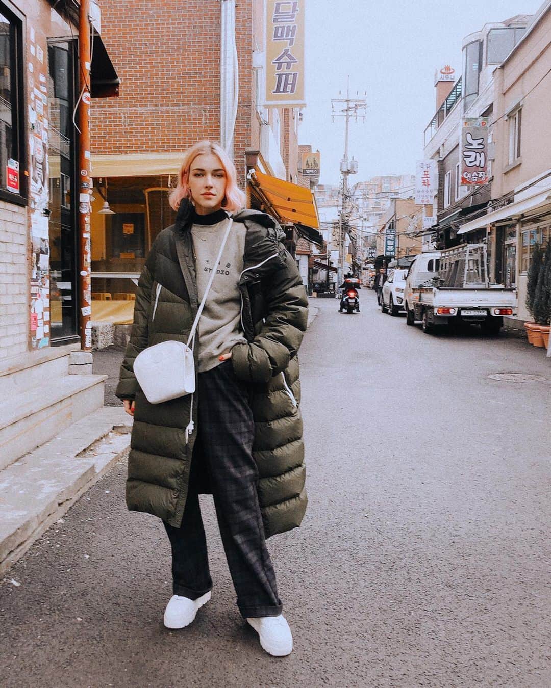 ステファニー・ミチョヴァのインスタグラム：「we’ve been discussing what’s ‘long underwear’ in korean 😂❄️☃️ ‘내복’ 단어 기억이 안아서 회의 함 ㅋㅋㅋㅋㅋㅋ ‘긴 팬티? 긴 존?’ 😂😂」