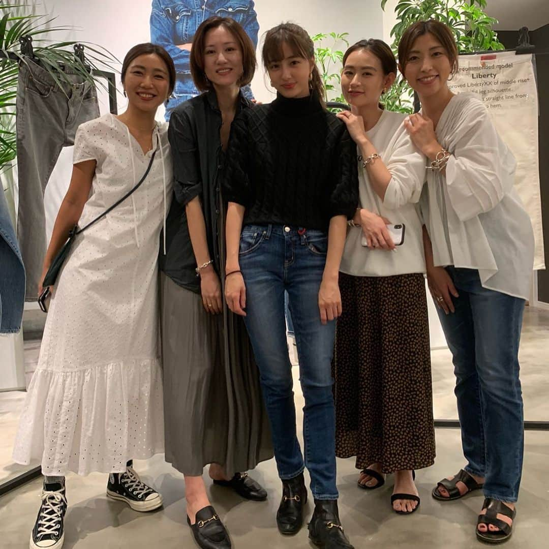 愛甲千笑美さんのインスタグラム写真 - (愛甲千笑美Instagram)「GUESTLISTの展示会~!! 履けば履くほど 味が出るデニム✔︎ たのしみー☺︎ @redcardtokyo  @upperhights  @healthydenim」12月13日 23時49分 - chiemyyyyy