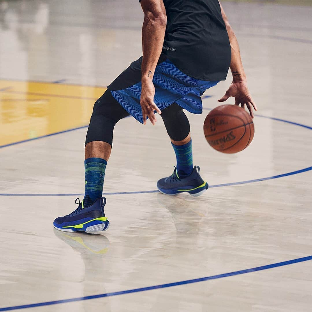 Under Armourさんのインスタグラム写真 - (Under ArmourInstagram)「New school take on a classic Bay vibe. @stephencurry30 salutes those that support him on and off the court with a bold blue and electric neon colorway. The “Dub Nation” #Curry7 is available now. Shop link in bio.」12月14日 0時08分 - underarmour