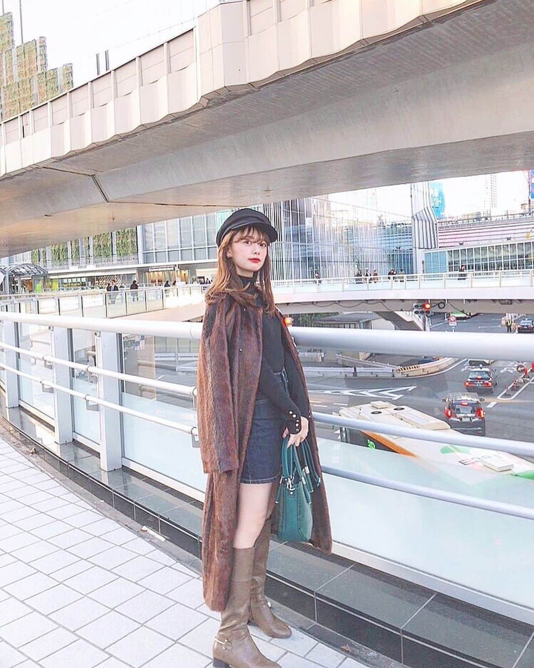 山崎春佳さんのインスタグラム写真 - (山崎春佳Instagram)「❤︎❤︎ . outfit of the day;)) @titivatejp の #袖ボタンリブタートルニット を主役に、 最近悩みに悩んでやっとゲットしたアイテムでコーディネートを組んでみました◡̈⃝⋆* . 好評でうれしかった❤︎ . #me #tbt #ootd #outfit #miniskirt #sweater #titivate #titivatestyle #hat #longcoat #amerivintage #longboots #randa #ティティベイト #キャスケット #キャスケット帽 #ファーコート #フェイクファー #渋谷 #スカートのサイズ合わなくてお腹ぽっこりみたい笑」12月14日 0時05分 - haruka_yamazaki