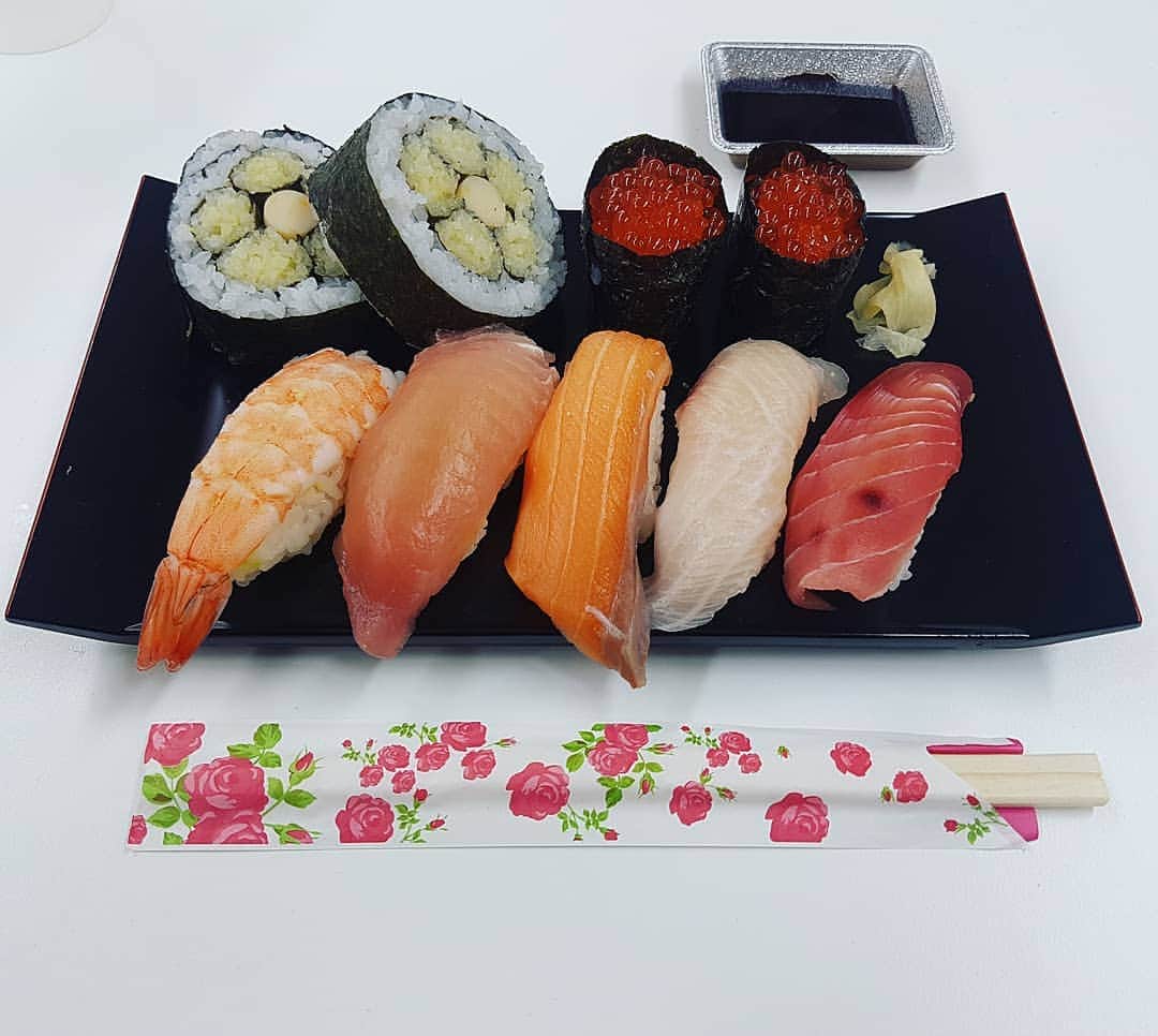 のインスタグラム：「Selfmade sushi 🇯🇵✌🏼🤤」