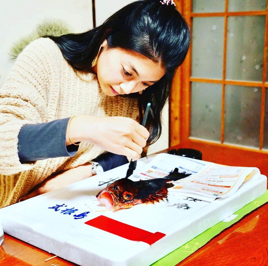 のインスタグラム：「昨夜は式根島の宿にて魚拓をやらせてもらいました。 今日は釣りもして、ムロアジ釣れました。 そしてそのままムロアジを持って、大島へ移動。 取材なんですけどね！ 取材の後はフリーで、先程旅コミュニティの仲間と合流して、ムロアジはなめろうになりました。 ・ ・ ・  #島旅#島#船旅#旅#国内旅行#日本の島#伊豆諸島#冬の島旅 #式根島#魚拓体験 #伊豆大島#ムロアジ#釣り」