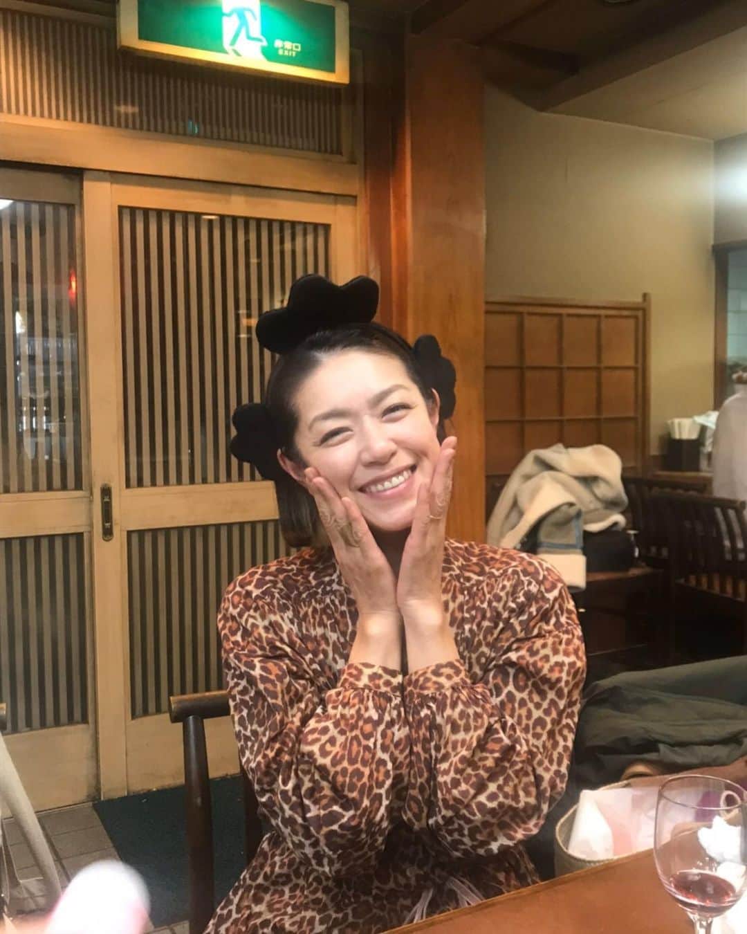 加藤紀子のインスタグラム：「色々ありすぎて未だ半笑いながら みんなでサザエさんになれたハッピーな夜。 恒例プレゼント交換、今年はくみちゃんセレクト（まさかの今日買おうとして諦めたやつ）もらえて😍  ただただ笑ってばかり、 美味しく食べてばかり、 これ幸せなりでした。  #さよならしたはずが再びバス停で再会とか #みんなでサザエさん #忘年会」