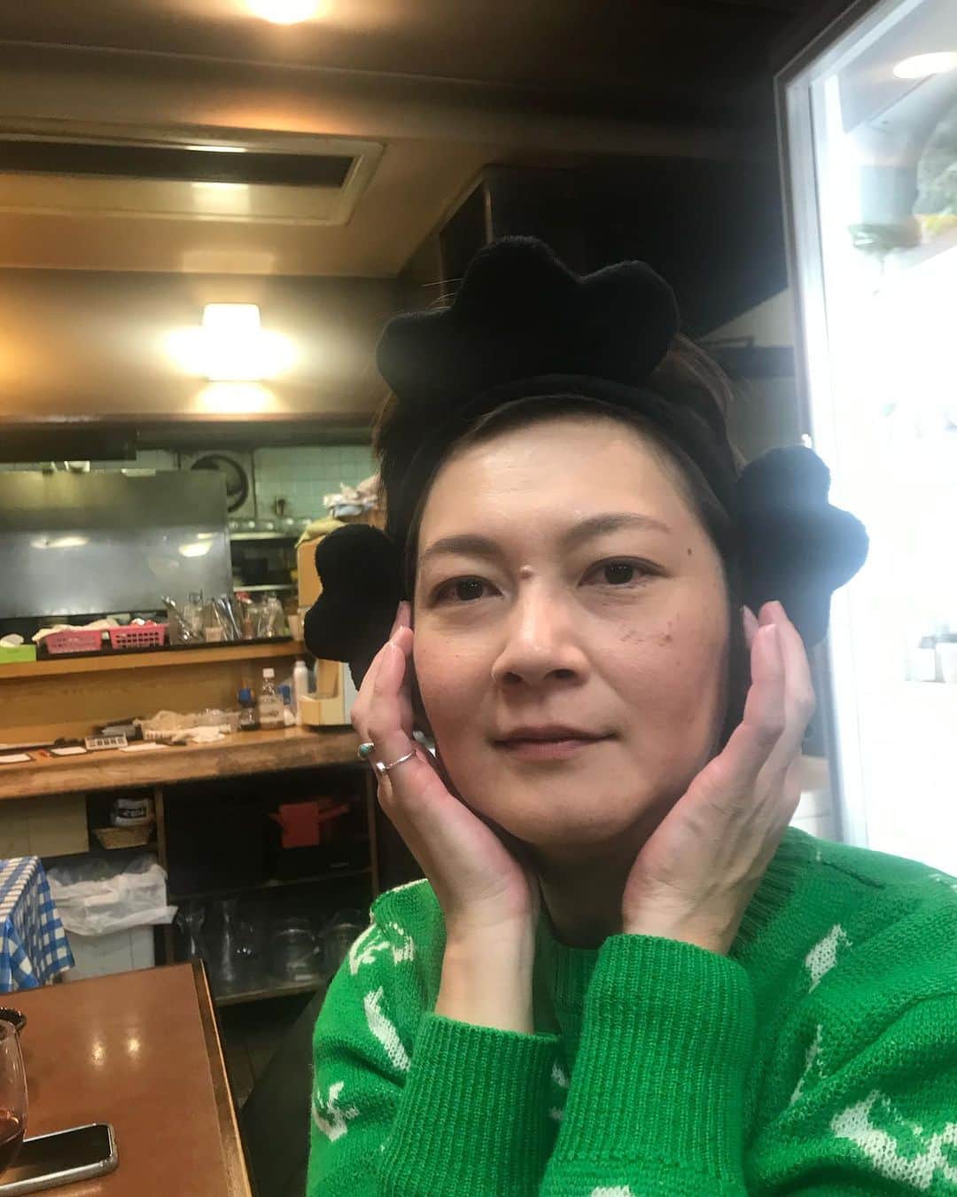 加藤紀子さんのインスタグラム写真 - (加藤紀子Instagram)「色々ありすぎて未だ半笑いながら みんなでサザエさんになれたハッピーな夜。 恒例プレゼント交換、今年はくみちゃんセレクト（まさかの今日買おうとして諦めたやつ）もらえて😍  ただただ笑ってばかり、 美味しく食べてばかり、 これ幸せなりでした。  #さよならしたはずが再びバス停で再会とか #みんなでサザエさん #忘年会」12月14日 0時29分 - katonoriko