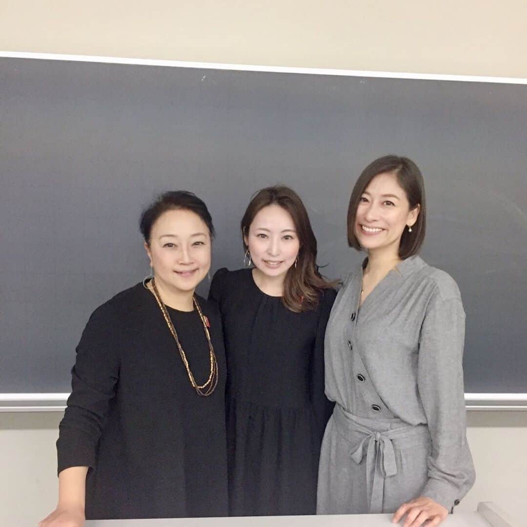 のインスタグラム：「今日は青山学院大学で、学生自ら企画をしてくれたトークイベントに登壇しました。モノの裏側を考えるためにも、と「ダイアモンドの来た道」というドキュメンタリー映画を上映後、トークを行いました。一緒に登壇させていただいたのは、日頃から愛用してるブランド、ザ・ボディショップの皆様。ザ・ボディショップは日本で展開が始まってからもうすぐ30年。サステナブルでエシカルなブランドの先駆けで、今でもコミュニティトレード、という概念を通じてビジネスで世界各地を幸せにしていっています。ザ・ボディショップはミッションの中に、資源を使いながらも豊かにしていく、と宣言しています。同時に彼らが行っているコミュニティトレードは、それぞれの地域が持つ特有の資源を見出し、価値のあるものにし、商品として作ることで雇用を生み、現地の人たちが自立することに貢献しています。それだけでなく、他のブランドや企業もその資源を使い、活かすことを受け入れることで、（ザ・ボディショップが独り占めすることなく）結果的にその地域社会全体が元気になっていくことを目指している仕組みだと改めて知りました。長年コミュニティトレードで取引をしながらビジネスとして成功させてきたザ・ボディショップの凄さを感じることができました。それにしても、学生自ら、こうした企画を実践し、変化の担い手になってくれたことに感動しました！このような機会に感謝申し上げます！Had a talk session with people fromgakuin the Bodyshop at Aoyama  Gakuin University. #ethical #fairtrade #communitytrade #thebodyshop #ethicalconsumption #aoyamagakuinuniversity #青学 #青山学院大学 #フェアトレード #エシカル #コミュニティトレード #ザボディショップ #ボディショップ」