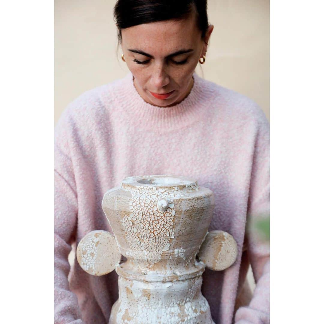 アポロジーさんのインスタグラム写真 - (アポロジーInstagram)「Texturised me /// /// Texture moi  Ahahh ! #ceramic #handbuild #moderncraft #pottery #clay #art #sculpture #happyness #ceramique #glaze #losangeles #vase #decor」12月14日 0時51分 - olivia_cognet