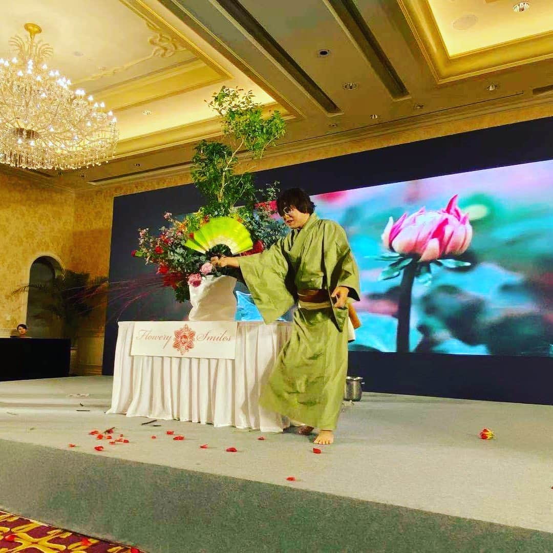 宮内 孝之 花飾人 花の妖精さんのインスタグラム写真 - (宮内 孝之 花飾人 花の妖精Instagram)「【上海ディズニーランドにて ❗️】 中国の富裕層の方々が宮内孝之のショーをご覧になってくれました。やっぱし flower Liveパフォーマンスは楽しくワクワクします。有難いです。感謝  明日は北京四つ星ホテルにて花いけいたします。  ワクワク 花は世界共通  宮内孝之公式サイト https://takayukimiyauchi.com/  #宮内孝之 #テレビ番組 #花空間装飾 #フラワーパフォーマー #華道家 #花飾人 #花風水 #花演出家 #上海ディズニーランドホテル」12月14日 0時44分 - miyauchi_takayuki_flowers