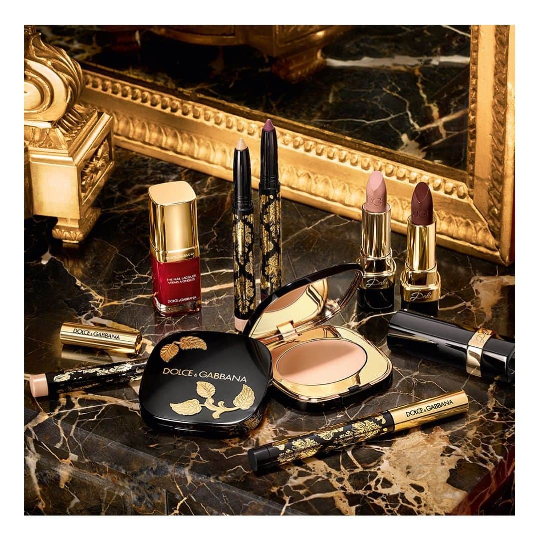 のインスタグラム：「#DGBeauty presents Baroque Lights, the new limited edition Make Up Collection where shades of red, burgundy, gold, black and pink epitomise the lights of the holiday season. #DGBaroqueLights」