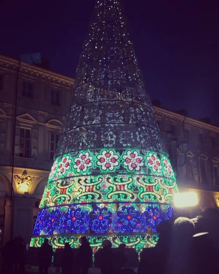 のインスタグラム：「大きなキラキラのツリー✨🎄✨ #christmas #クリスマス #natale #トリノ #torino #italy #イルミネーション #illumination #christmastree #クリスマスツリー #時差投稿 #かなりのw #ドキドキしながら乗った電車 #旅好き #タビジョ #たまりすぎの写メ達」