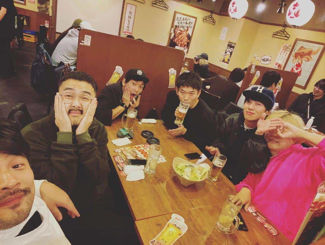 石川龍のインスタグラム：「ザ・チャレンジの忘年会、みんなで撮ったと思った集合写真に物販チャレンジが写っていなかった、、ので再撮影だん。 #ザチャレ #物販チャレンジ」