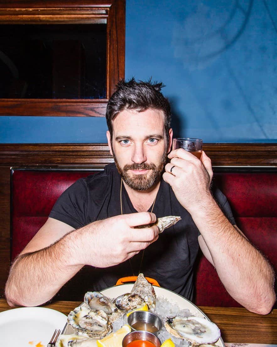 コリン・ドネルのインスタグラム：「#FlashbackFriday to slurpin oysters and sippin cocktails with @rdonnellphoto after scootin around Chicago snappin photos • #cheers #cocktails #happyhour」