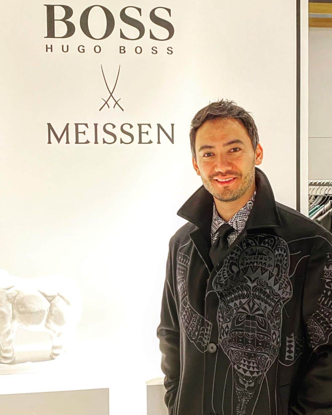 ベリッシモ・フランチェスコさんのインスタグラム写真 - (ベリッシモ・フランチェスコInstagram)「Hello my friends! Francesco Bellissimo chef at “BOSS X MEISSEN” pop up store, Shibuya Scramble Square💎素敵！渋谷スクランブルスクエアに行きました！BOSSは同じドイツ生まれの名窯「MEISSEN（マイセン）」とコラボレートをした、マイセンの有名な「BIG FIVE」の彫像にインスパイアされた限定マグカップやレザーアクセサリー、そしてアパレルの商品を扱う BOSS X MEISSEN POP UP STOREが開催。12月12日〜1月13日までです。ホリデーギフトに最適なアイテムを取り揃えています。期間中、5万円（税別）以上をお買い上げの方には先着でBOSS X MEISSENのオリジナルキャンドルを！凄い！😎✌️ #ベリッシモ #料理研究家 #芸能人 #BOSSxMEISSEN #sprezzatura #dapper #dapperman #sartorial #fashion #fashionista #fashionblogger #fashionable #instafashion #イケメン #イケメン料理研究家 #enjoy #enjoyfashion #tokyo #shibuyascramblesquare #渋谷スクランブルスクエア #ファッション #お洒落 #たねうまtv #cheflife #tvchef #celebritychef #vip #luxurylifestyle  #ThisIsBoss @boss」12月14日 1時06分 - bellissimoyoshi