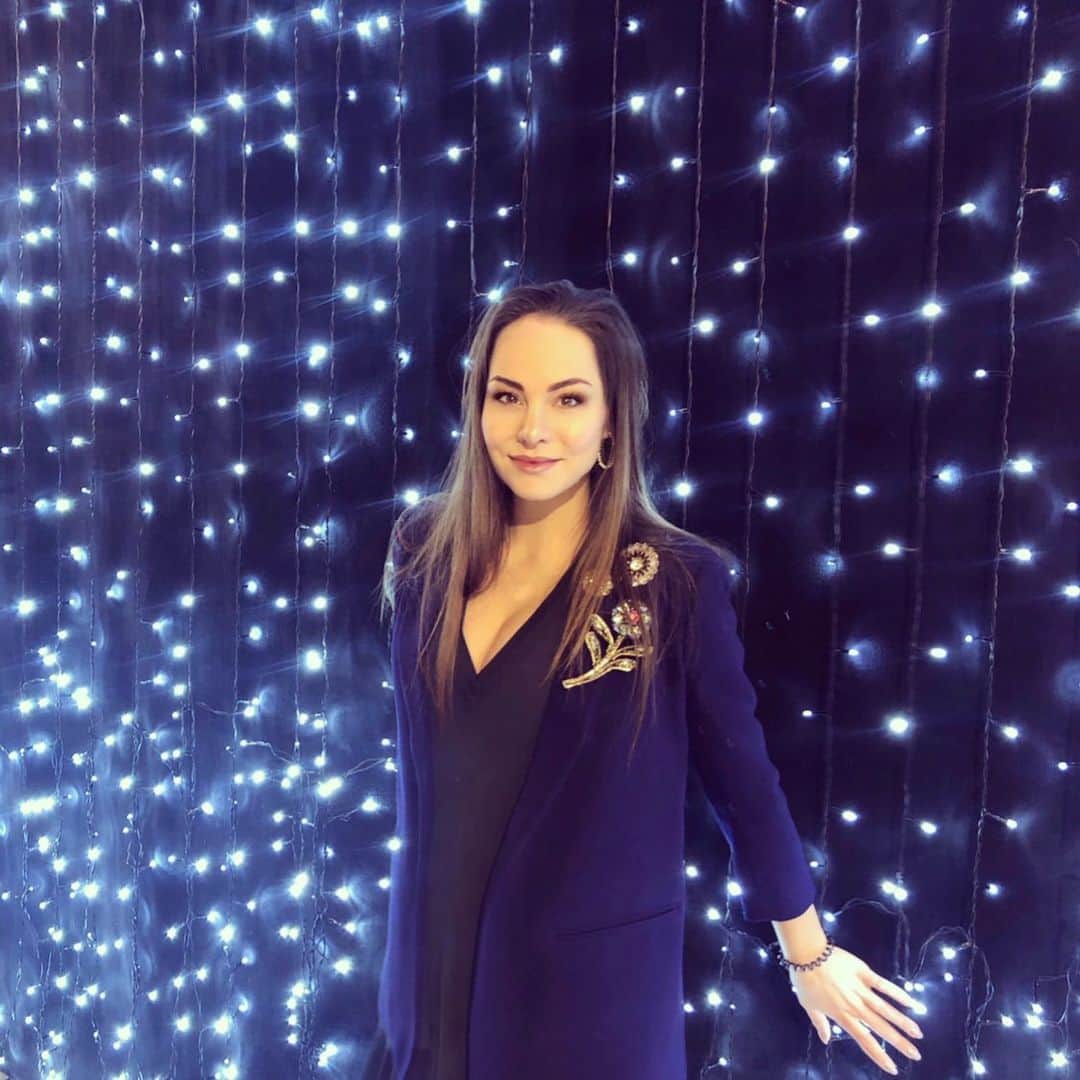 エレーナ・グレボワのインスタグラム：「The magic of Christmas time 🎄❄️🥂🧚🏽‍♀️✨」