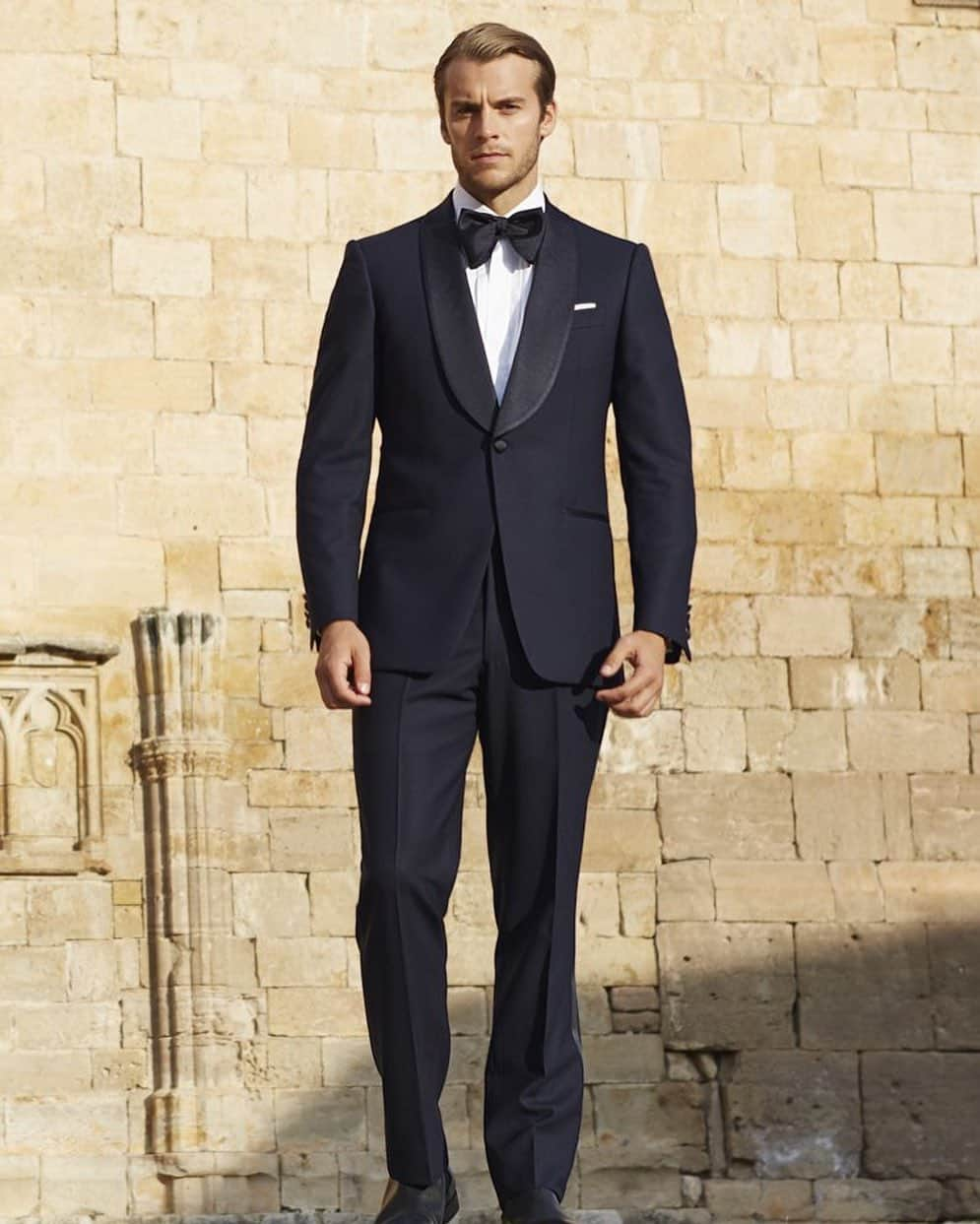 チェスターバリーのインスタグラム：「It doesn’t matter whether you spend most of the night up and dancing or sat and watching - our Dark Blue 4-Ply Worsted 2-Piece Dinner Suit is the perfect suit for this year’s office Christmas party thanks to its clean look and natural crease resist.  At our winter sale price of £750, there’s never been a better a time to purchase your sparkling new tuxedo, so head online or visit us in-store to discover today. . . . . #ChesterBarrie #WinterSale #Sale #Style #PartySeason #Party #ChristmasParty #Menslifestyle #RedCarpet #RedCarpetStyle #CBstyle #Formal #DinnerJacket #DinnerSuit #SavileRow #Tailoring #Occasionwear #Menswear #Suit #MensFashion #Style #BritishFashion #FormalSuit #FormalSuit #FormalWear #EveningWear #StyleInspiration #MensLifestyle」