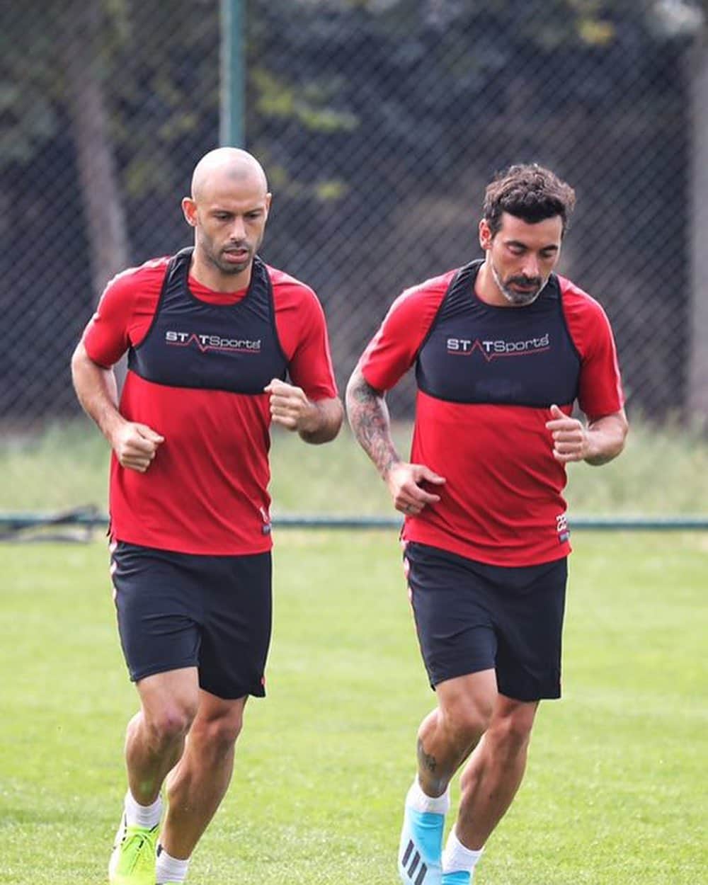 ハビエル・マスチェラーノのインスタグラム：「Felicitaciones @pocho22lavezzi por la gran carrera que hiciste. Fue un placer compartir los ultimos años dentro de una cancha con vos. A disfrutar de lo que viene, bien ganado lo tenes amigo!!!!!」