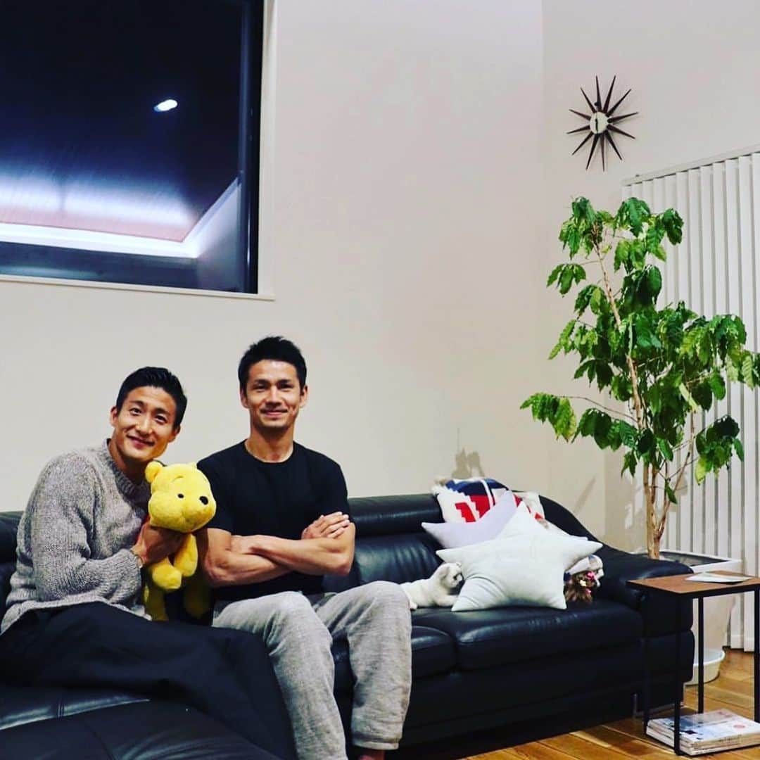 都倉賢のインスタグラム：「親愛なる兄ちゃんへ﻿ ﻿ 初めて会ったのはマリノスJr.ユースの時だったかな。当日左サイドやってた僕と右サイドでやってた谷くん。オスグッド予防のバンテージを巻いてモレリアを履いてめちゃくちゃリヴァウドに似た顔の選手ってのが第一印象。﻿ ﻿ 対戦相手なのになんか凄く優しかったのを覚えている。﻿ ﻿ 谷くんは追浜からマリノスユースへ。また出会うのは谷くんが高校3年生、僕が高校2年生で選ばれた静岡国体の神奈川選抜だったね。﻿ ﻿ 凄い軽い気持ちで大会にいったらドンドン勝っちゃって優勝したよね。後にも先にもトーナメントで優勝したのはあれだけだったな。笑﻿ ﻿ 大会を勝ち進んでいく中で一緒にいる時間が長くなり、お兄ちゃんがいたらこんな感じなんだろうなって思うくらい、とにかく俺にとっての優しい兄ちゃん。﻿ ﻿ そこから谷くんはマリノスへのトップ昇格は出来なかったんだけど、運命の悪戯か、フロンターレへの入団が決定。﻿ ﻿ その次の年に僕がフロンターレのトップ昇格してからは何をするのも一緒だったね。﻿ ﻿ 寮生活では練習以外の時間は常にウイニングイレブンしてて、途中から対戦をノートに記録し始めたら余裕で1000試合を超えたよね。たぶん最初から数えてたら3000試合くらいいってたはず…笑﻿ のわりにほぼ互角だったなー。﻿ ﻿ 谷くんはフロンターレでドンドン頭角を表す中で僕は全然結果を出せずに移籍したんだけど、誰よりもその移籍を応援してくれたのを覚えてる。﻿ ﻿ 僕がゴールをした試合は必ず連絡してくれたのは本当に嬉しかった。なかなか結果が出ない時も連絡くれたね。﻿ ﻿ そんな沢山の連絡を重ねていくうちに会話の中で絶対と言っていいほど「また同じチームでプレーしたいね」ってのがお決まりのもんくになっていった。﻿ ﻿ 若い頃、正直僕はここまで長くプレー出来ると思っていない中で、なんとか谷くんと一緒にプレーしたいと思って、谷くんの背中を追いかけてきました。﻿ ﻿ そんな谷くんともう一緒にプレー出来ないと思うと残念でなりませんが、騙し騙しやればまだまだプレー出来たはずなのに、本当に嘘偽りなく、自分に正直な谷くんの決断とこれからの人生を心から応援しているよ！﻿ ﻿ 長いあいだお疲れ様でした！﻿ ﻿ 本当に有難う^ ^﻿ ﻿ 草サッカーでも良いから一緒にプレーしようね！」