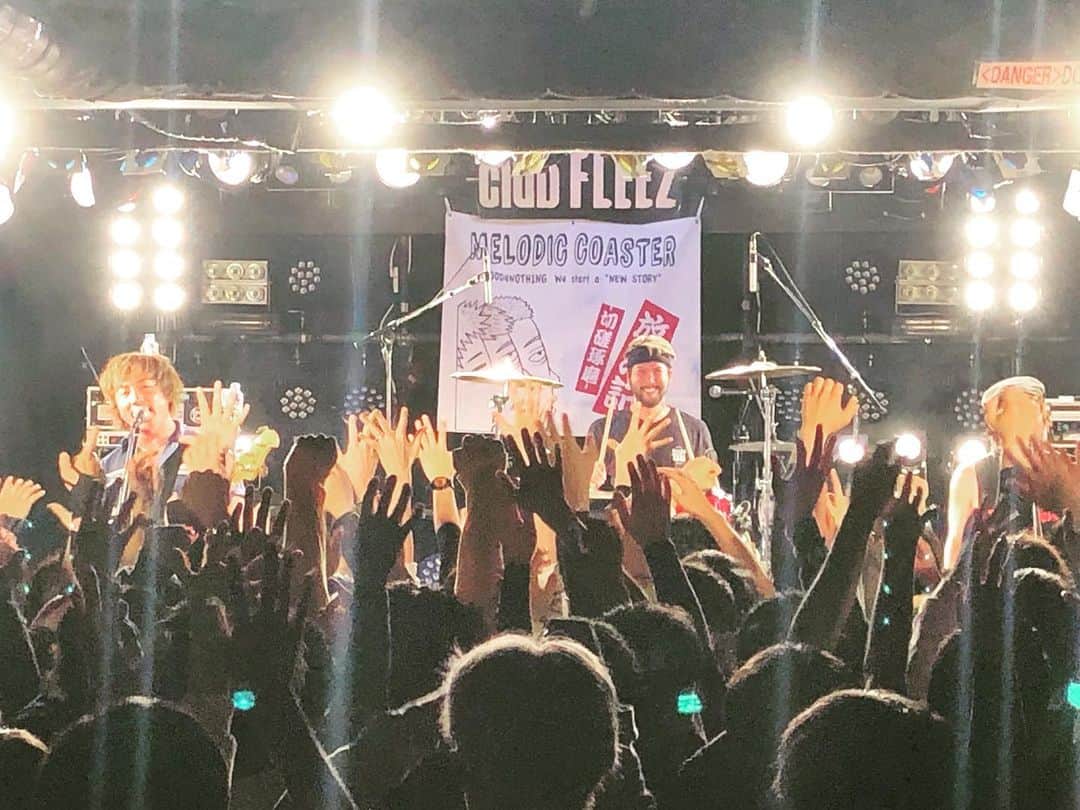 U-tanのインスタグラム：「MELODIC COASTER 放浪記　-切磋琢磨- 高崎FLEEZ!! ストンピンとKUZIRAと共に高崎ぶち上がりました！しかしよう笑ろたなー！高崎のみんなありがとう😊　無茶苦茶気持ちよかったし、最高の景色でした！また遊ぼう！！」