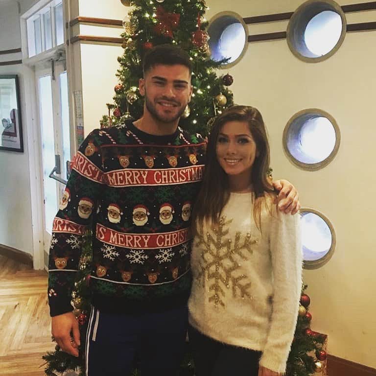 ニッキー・サンダーソンのインスタグラム：「It’s Christmas Jumper Day! Hope you are all taking part and wearing your festive knit with pride today in support of @SaveChildrenUK ❤️ #ChristmasJumperDay #SaveTheChildren #Hollyoaks #ChristmasTree #Christmas #charity 🎅🏼」