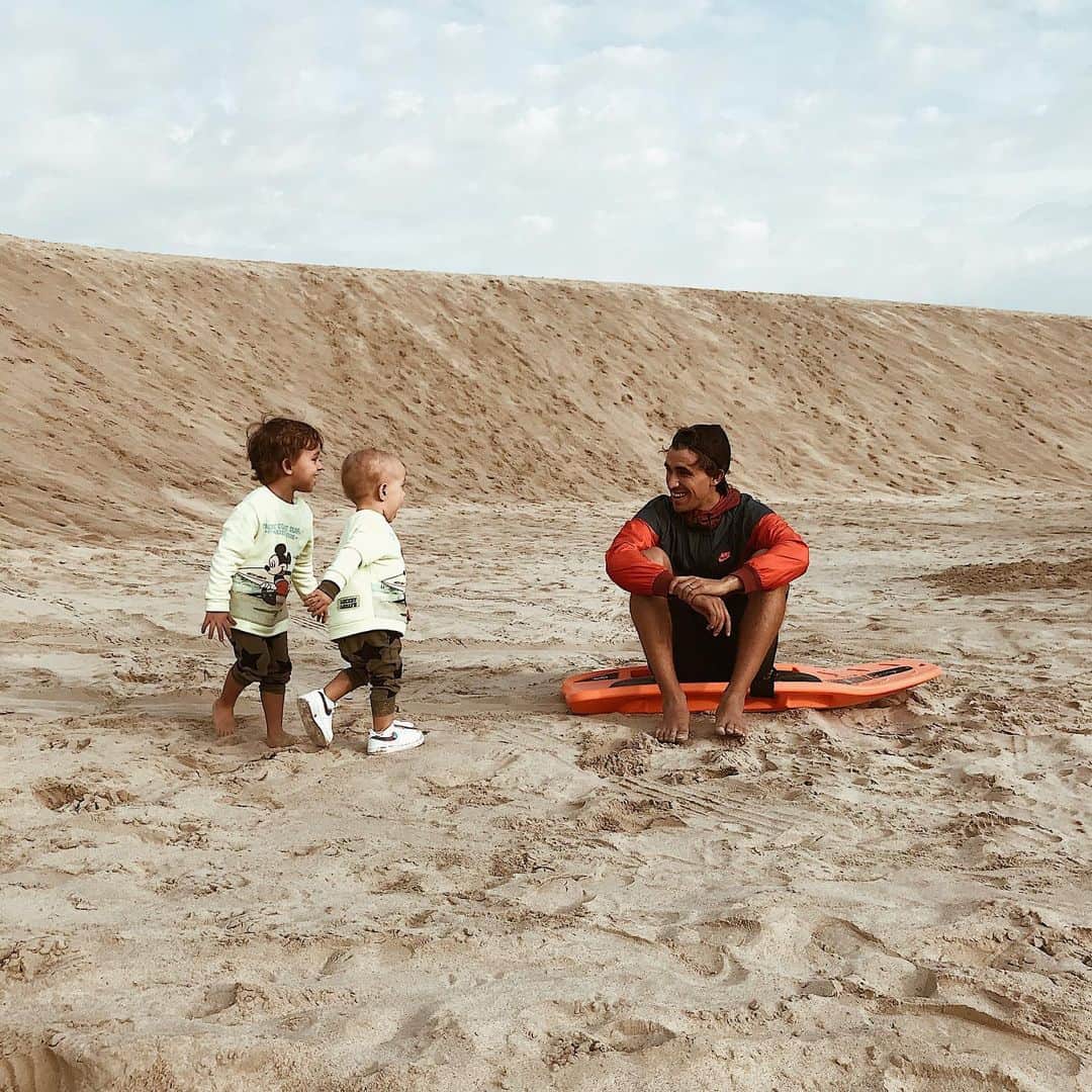 マルク・ムニエッサのインスタグラム：「Sea,sand and them🏝❤️🏄🏼‍♂️」