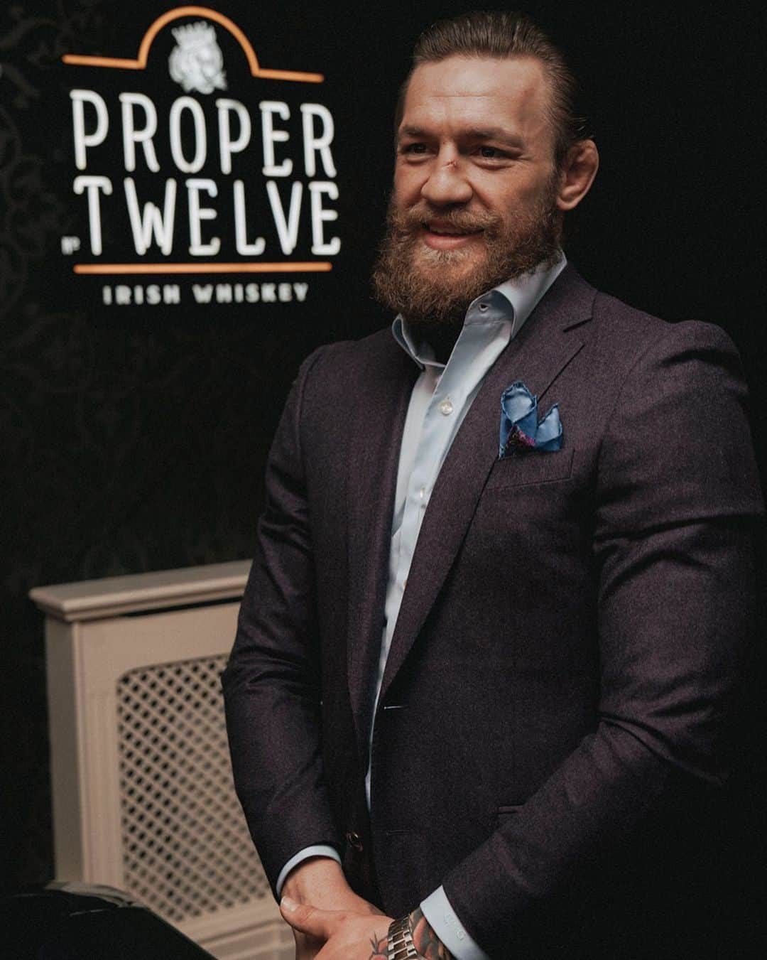 コナー・マクレガーさんのインスタグラム写真 - (コナー・マクレガーInstagram)「Dear Santa Claus,  An @augustmcgregor sport coat and a smooth @properwhiskey under my tree this year please🎄 Yours sincerely,  A fully grown man ❤️」12月14日 1時52分 - thenotoriousmma