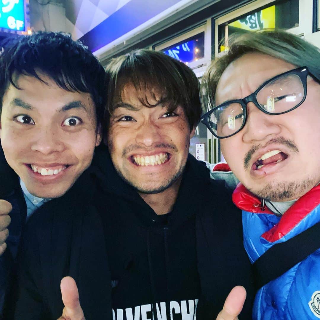 植田朝日のインスタグラム：「🔵🔴﻿ ﻿ そう言えば、昨日は変な食事会だったな⁉️﻿ ﻿ 次から次へといろんな人が来てわ去り、去りは来る。﻿ ﻿ で、不変のレギュラーダイゴとケイゴ。﻿ ﻿ これまた変な組み合わせだ。苦笑﻿ ﻿ 東京をアピールするって自分のユニフォームを着てた奴がいたのはナイショです。。﻿ ﻿ #tokyo12」