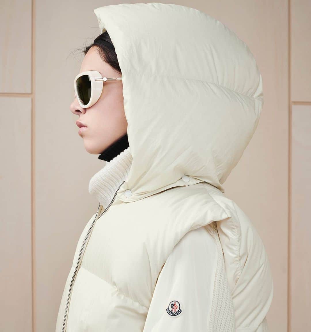 モンクレールさんのインスタグラム写真 - (モンクレールInstagram)「Wardrobe whiteout. The Gamble vest injects warmth into winter. _ #WEALLWEARMONCLER #MonclerLunettes Explore on Moncler.com」12月14日 2時19分 - moncler