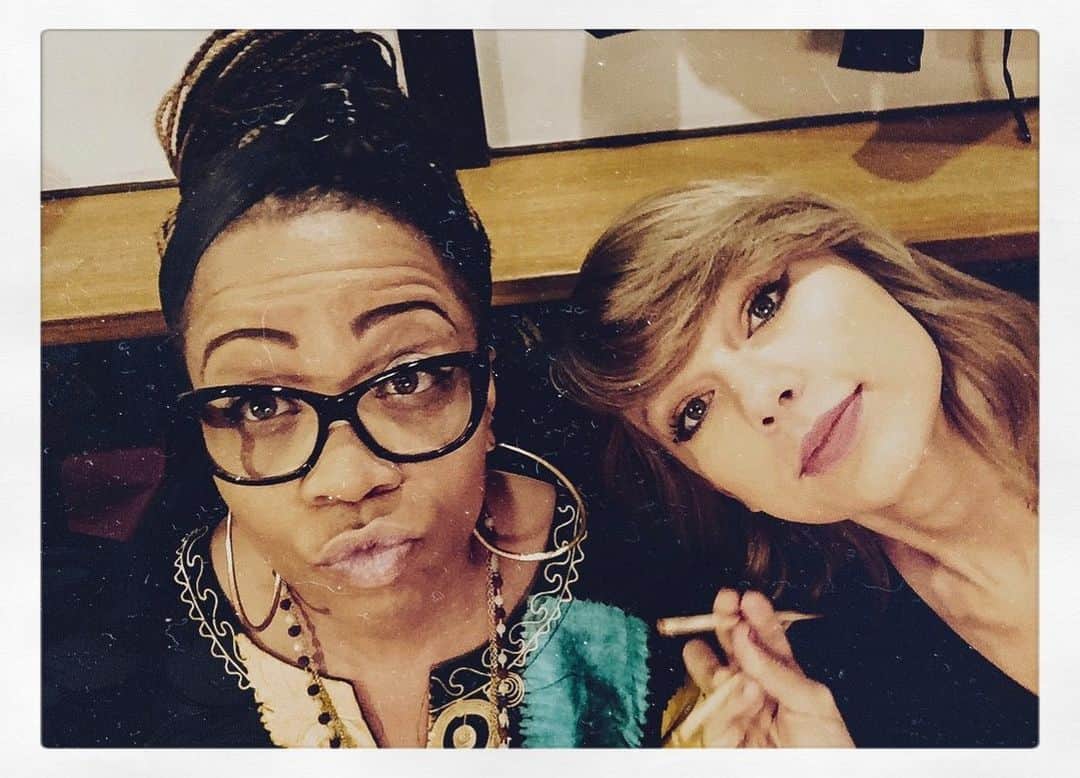 カミラ・マーシャルのインスタグラム：「FLASHING IT BACK to when we USED CHOPSTICKS 🥢 and TALKED to SHRIMP🍤 @taylorswift ✨FUNNY, it’s YOUR BIRTHDAY but you are a TOTAL GIFT to ME, others that know you and LOVE you AND to those that have gotten to know you through your GIFT of song. 🎁 Watching ALL that you’ve ACCOMPLISHED THIS PAST YEAR has been INSPIRING.🤩 You’ve moved through it with such BOLDNESS and GRACE and I couldn’t LOVE YOU MORE!🧡 What a MONUMENTAL BIRTHDAY (30) For such ICONIC UNICORN (YOU) 🦄  HAPPY BIRTHDAY BABE!!!✨ • • • #happybirthday #herestothirty #taylorswift」