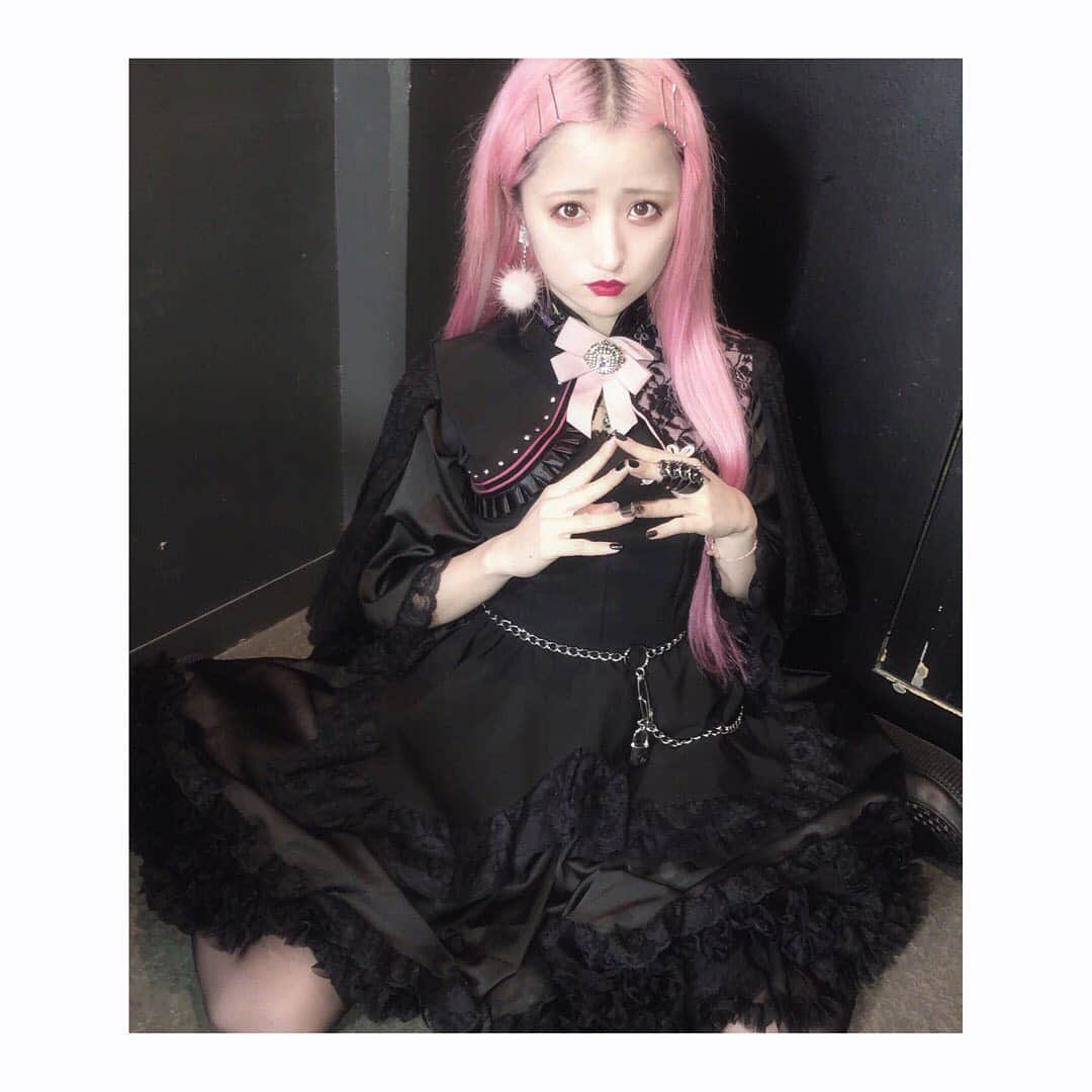 胡桃兎愛のインスタグラム：「今日は衣装に使う小物を初めてお気に入りのリボンのピンやチェーンベルトにしてみたよ！ 憧れだったアーマーリングにも初めて挑戦してみた🏹💞」