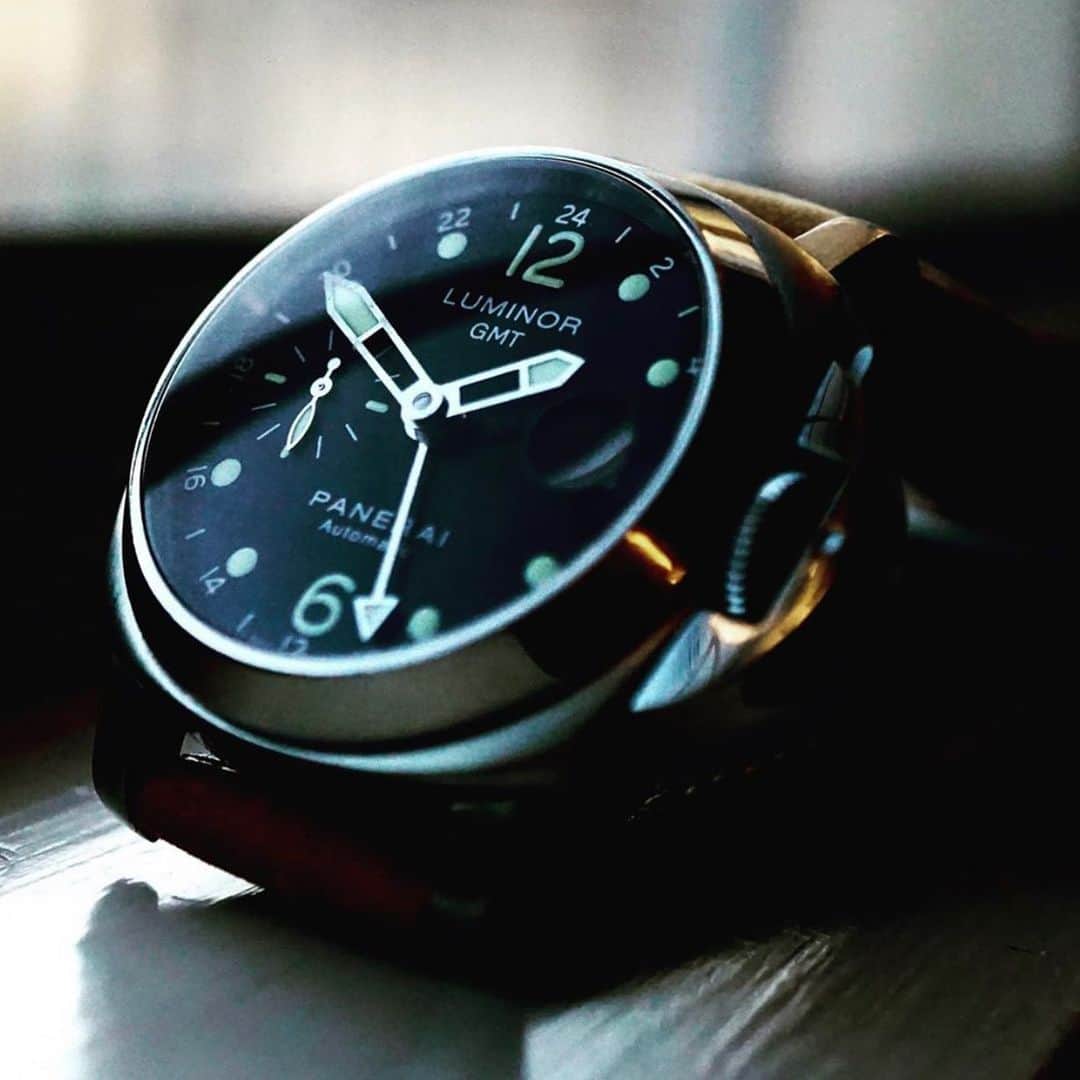 パネライのインスタグラム：「Love this picture of the #Panerai #PAM159 in the shadows.  Pic by @thetravelingtimepiece #paneraicentral」
