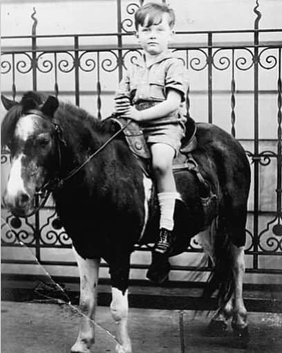スタン・リーさんのインスタグラム写真 - (スタン・リーInstagram)「The photo you never knew you needed: young Stan Lee on a small horse in New York City in the 1920s. Stan had fond memories of this picture. #NationalHorseDay」12月14日 2時24分 - therealstanlee