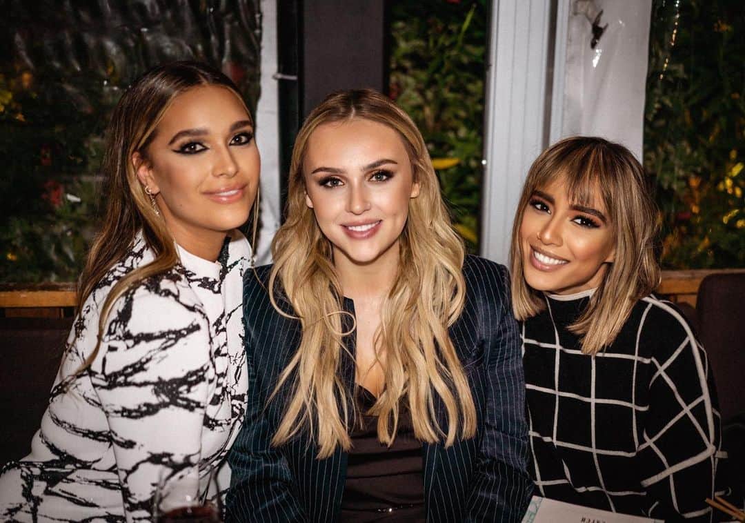 Janice Griffithのインスタグラム：「a version of the photo from april’s birthday where i DONT look like melania trump」