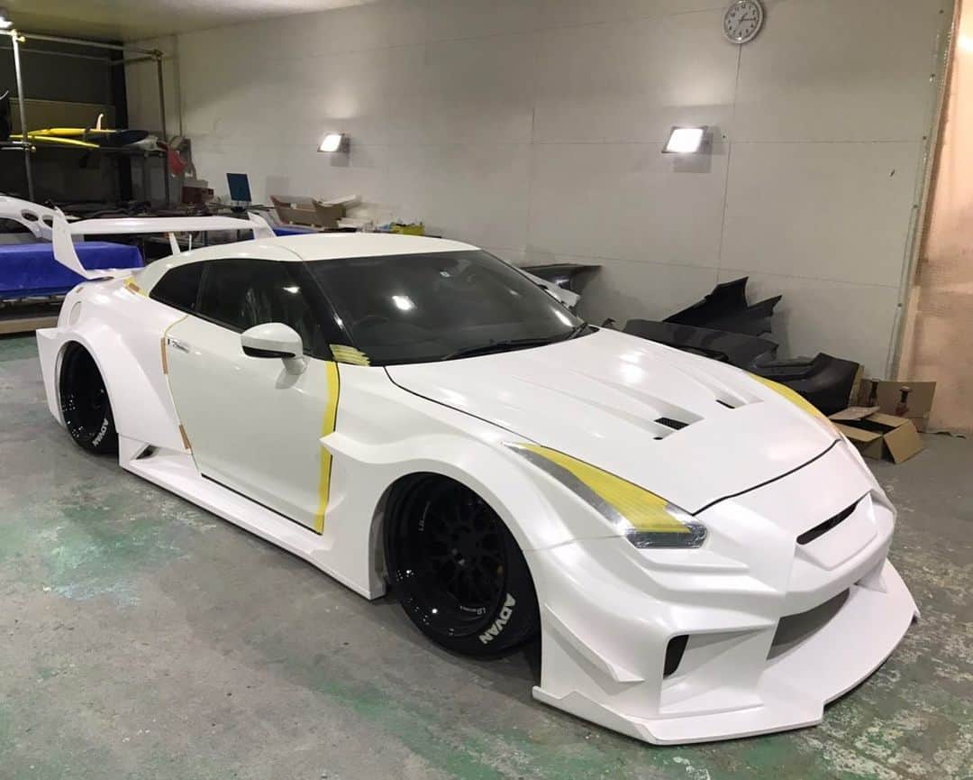 のインスタグラム：「Liberty walk自由に歩く！！！ NEW LB★シルエットWORKS NISSAN GTR仮付けの完成NOW🙂  2020tokyo auto salon lb booth😊 1月10日14時30分にアンベール😊 https://libertywalk.co.jp/  @libertywalkkato  @nissan #libertywalk#libertywalkkato#lbworks#lbシルエットworks#nissan#nissangtr#ltmw#fiexhaust #airrexsuspension #97ford #widebody#new#aape #antisocial #antisocialclub #madmike#redbull#yokohamatire #drift#goodwoodfos #essenmotorshow #semashow#libertywalkeu#supercar#dubaimall」