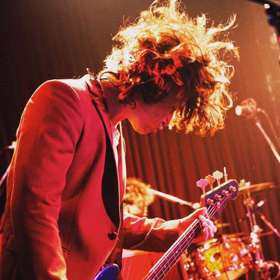 磯部寛之のインスタグラム：「Thanks for two amazing nights Kagoshima! The whole venue was shaking well enough for my microphone to hit my mouth, which was quite surprising. See you all soon! Hiro 鹿児島、2日間楽しい時間をありがとうございました。まじでマイクが口にぶつかってくるくらい箱全体が揺れてたのにはびっくりしたけど、めちゃ楽しかったです。また近々お会いしましょう◎ひろ #alexandros #tour #kagoshima #caparvohall #鹿児島 #ラーメン #も #うま #ーー #い」