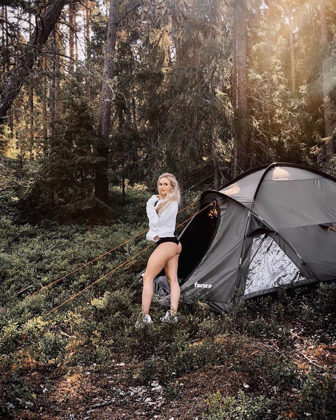 Anna Nyströmのインスタグラム：「Camping life 🌲💗」