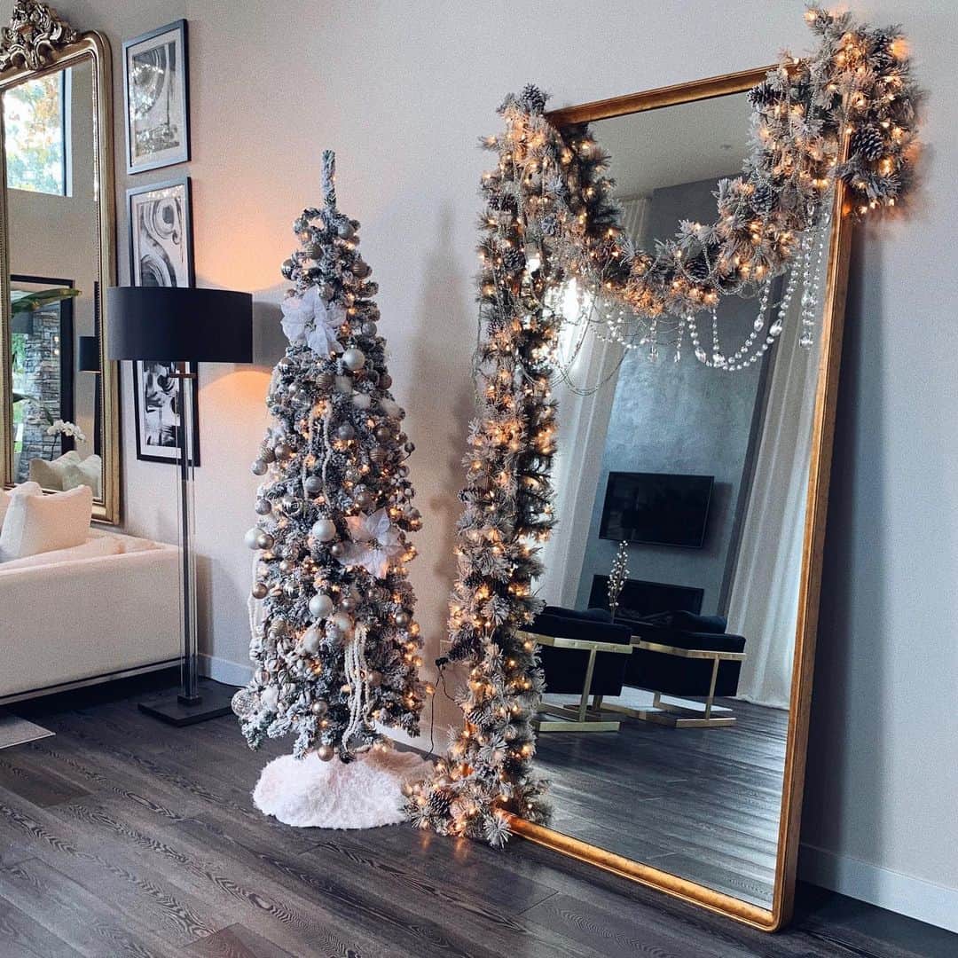Chrisspyさんのインスタグラム写真 - (ChrisspyInstagram)「New Christmas Decorate with me Vlog just went up on my channel! I’m reading your comments now, click the link in my bio to watch 😘 What was your favorite part? Mine was the meltdown bit hehe 🤣 #chrisspy #homedecor #christmasdecor #christmas #rh #christmasdecorations #restorationhardware」12月14日 3時03分 - chrisspy