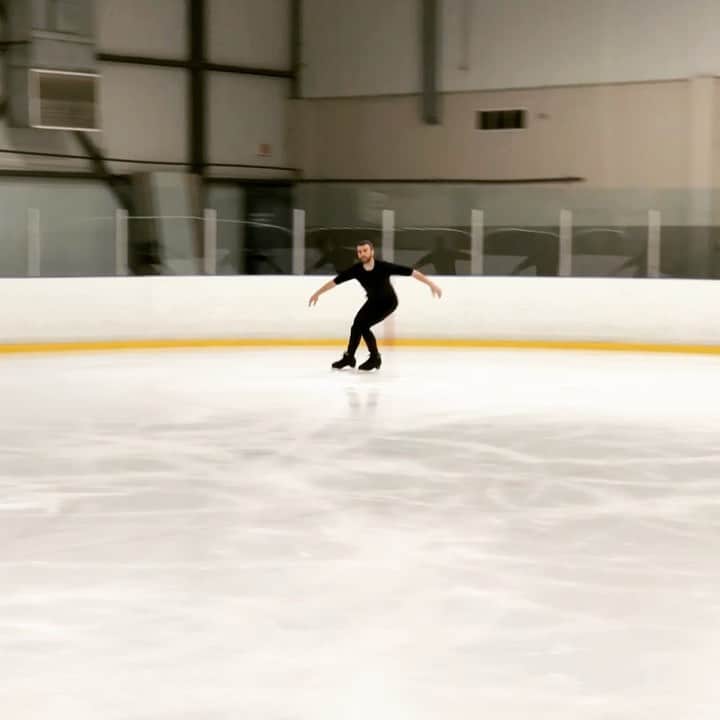 エリック・ラドフォードのインスタグラム：「Channeling Boitano. #figureskating #figureskater #spreadeagle #whatwouldbrianboitanodo #freedom #bellybutton」