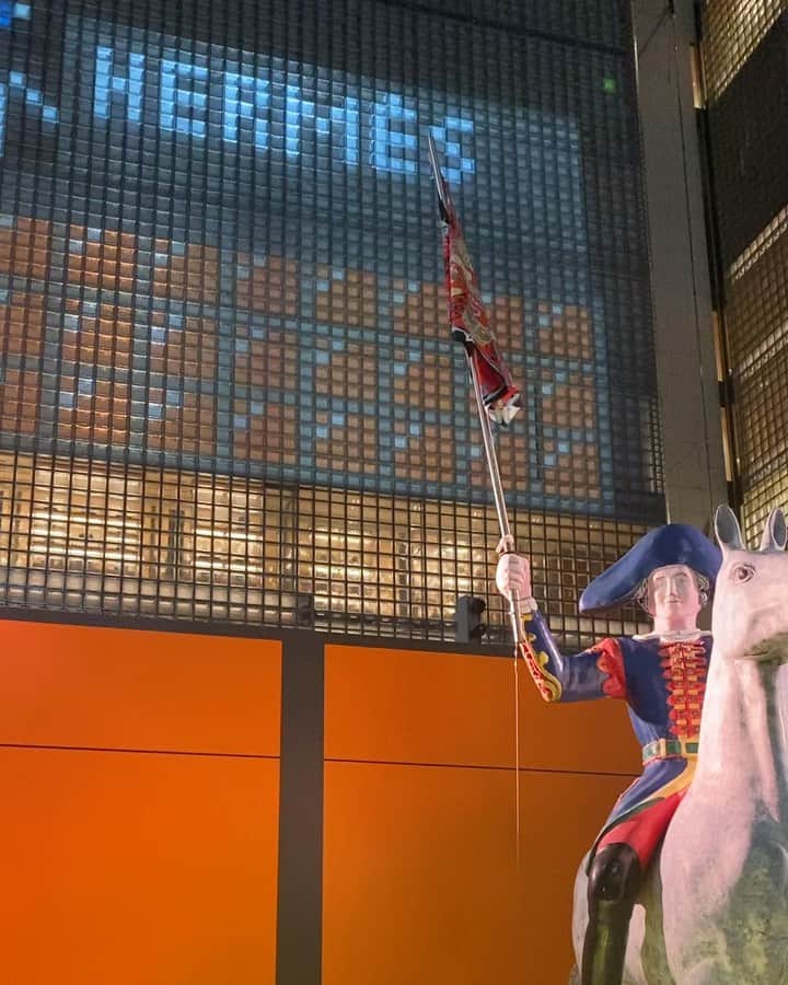 稲木ジョージのインスタグラム：「Went to Ginza yesterday to see digital #HermesFireworks 🎆🐎 The details of the production is mind blowing🤯  #エルメス夢見る花火 を体験しに、銀座行ってきた！今年のテーマは、まさに「夢」。馬がアイコンのエルメスは、今回は翼が生えてペガサスに！ストーリーを聞いて、夢心地の上に 職人によって、エルメスの皮で作られた(棒？)に圧巻！ディテールまでにこだわるブランディングに感化されました🥺💓メゾンから学ぶことはまだまだたくさんあって、エルメスの歴史を深く学びたいなと思える一夜でした。銀座ソニーパークに行って、やってみて🎇 来年は自分の夢を叶えていきたいな🎇🎆💓」