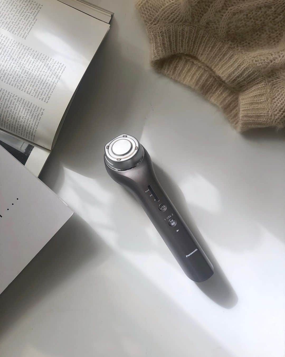 のインスタグラム：「Panasonic @panasonic_beauty の﻿ RF美顔器 が﻿ ひじょ〜〜〜に良くて、手放せない♡﻿ ﻿ 自宅で美容クリニックレベルの﻿ RF（ラジオ波）&超音波ケアができて﻿ フェイスラインにこんなに違いを実感できるなんて﻿ 本当に感動😭✨﻿ ﻿ 1日おきで、法令線を中心にケアしているのですが、﻿ 毎回before↔︎after が嬉しくて🥰💕﻿ ﻿ クリスマスやお誕生日に﻿ 一体何をプレゼントして良いのか分からない﻿ という男性の皆様。﻿ ﻿ 女性への素敵なプレゼントとし﻿ ぜひオススメさせて頂きます🎅✨﻿ ﻿ 「毎日忙しくて、なかなかエステに行けない」﻿ という方に...💝﻿ ﻿ 本当に良いの？と気になった方は﻿ 私に質問してくださいね！✨﻿👍🏻 ﻿ #パナソニックビューティ #パナソニックビューティ美容部 #美容家電 #PR #パナソニックビューティ社外美容部 #RF美顔器 #美顔器 #エステ #美容 #beauty #パナソニック #panasonic #beautystagram #ootd #model #家電 #ラジオ波 #自宅エステ #フェイスライン #クリスマスプレゼント #プレゼント」